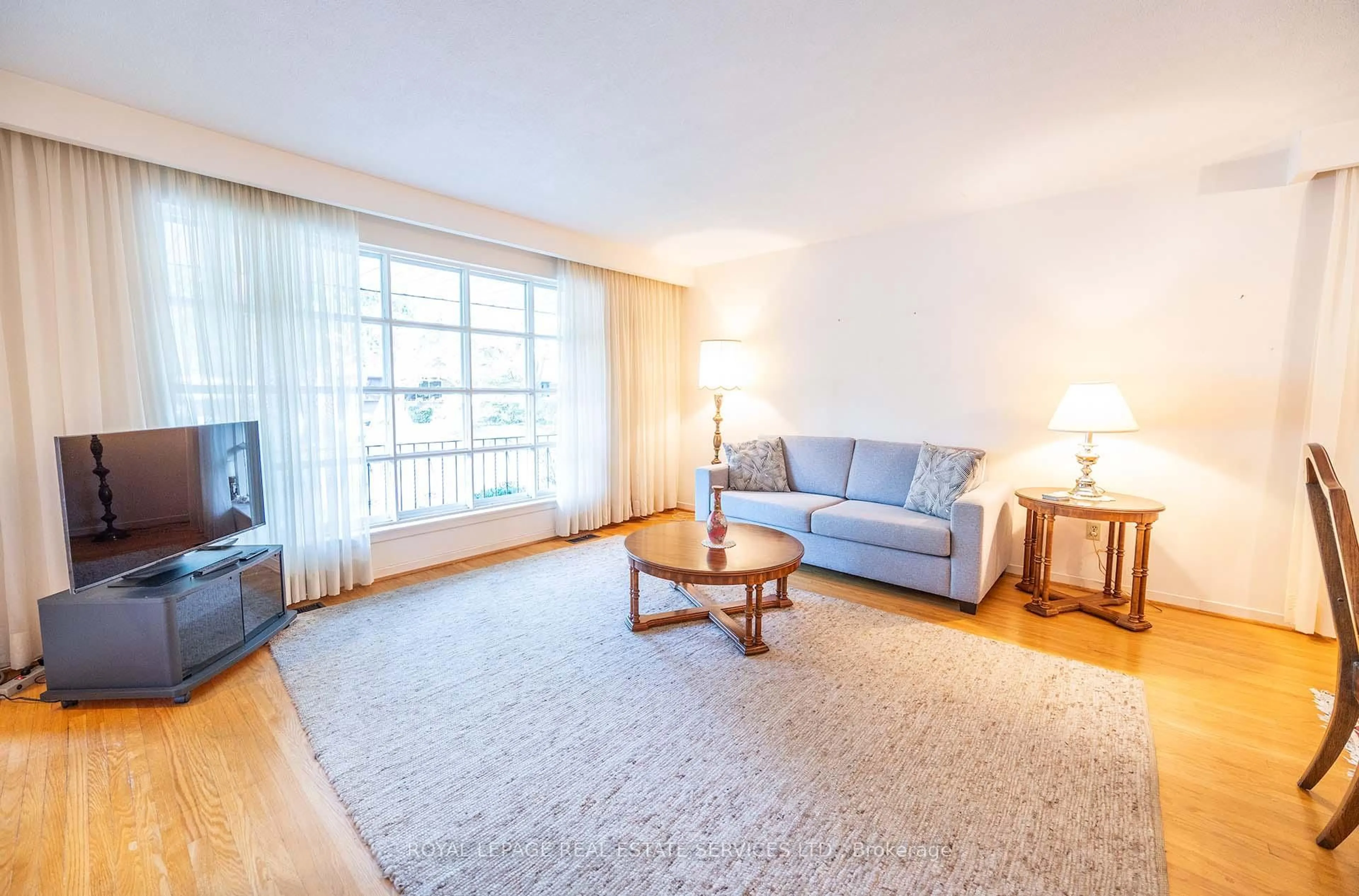 Living room with furniture, unknown for 1434 Leda Ave, Mississauga Ontario L5G 4B7