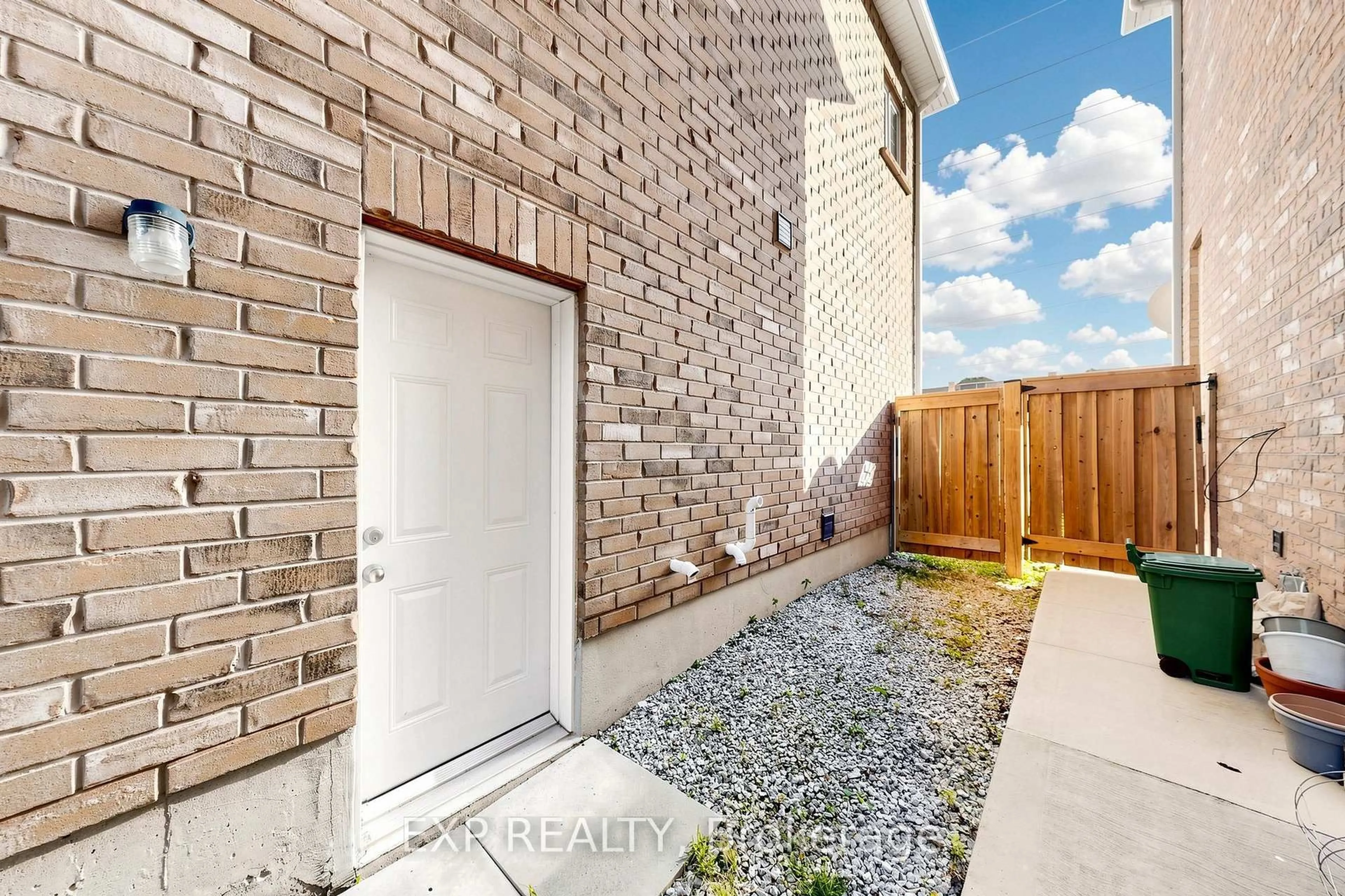 Unknown for 10 Borrelli Dr, Brampton Ontario L6Y 5W9