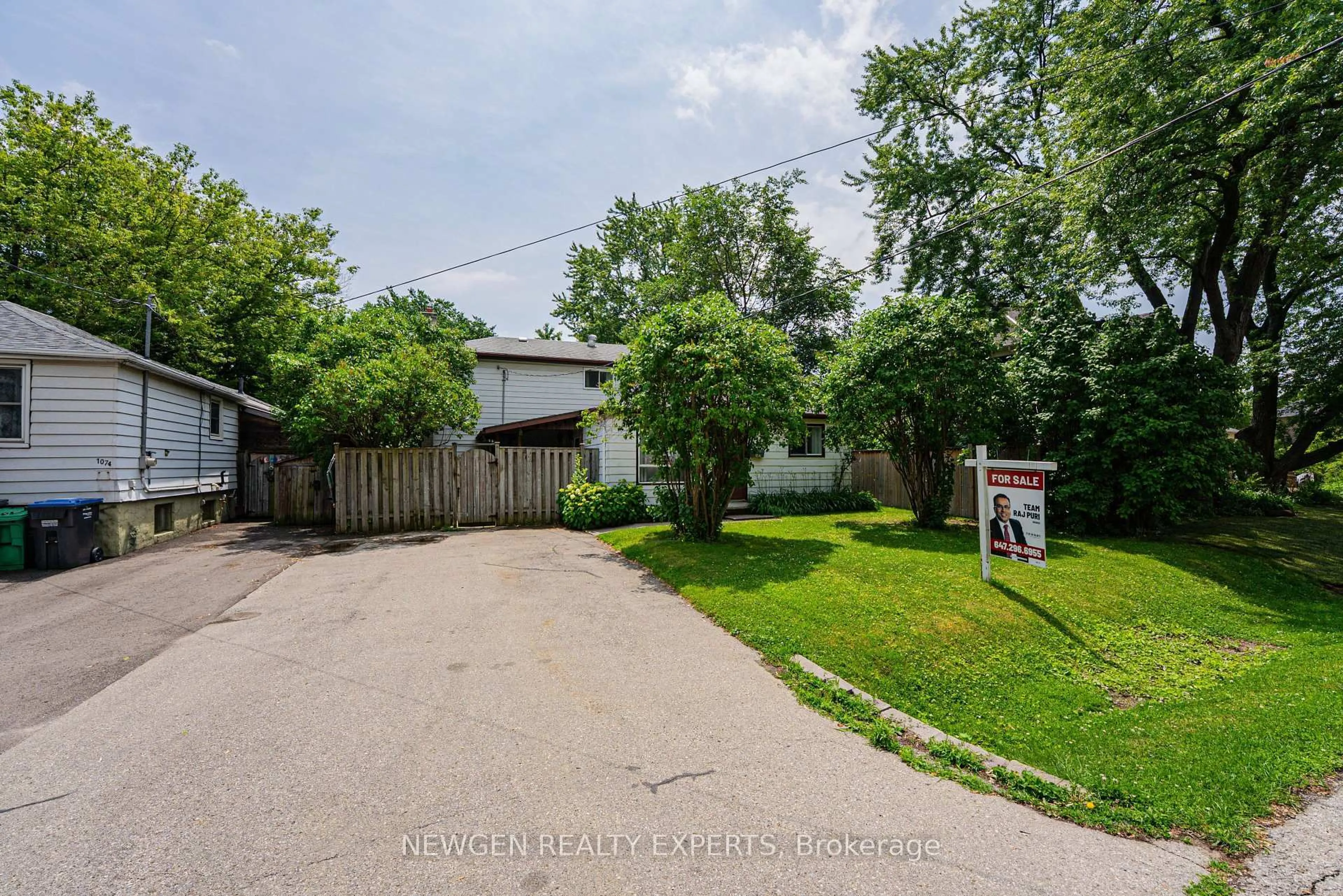 A pic from outside/outdoor area/front of a property/back of a property/a pic from drone, street for 1070 Pelham Ave, Mississauga Ontario L5E 1L2