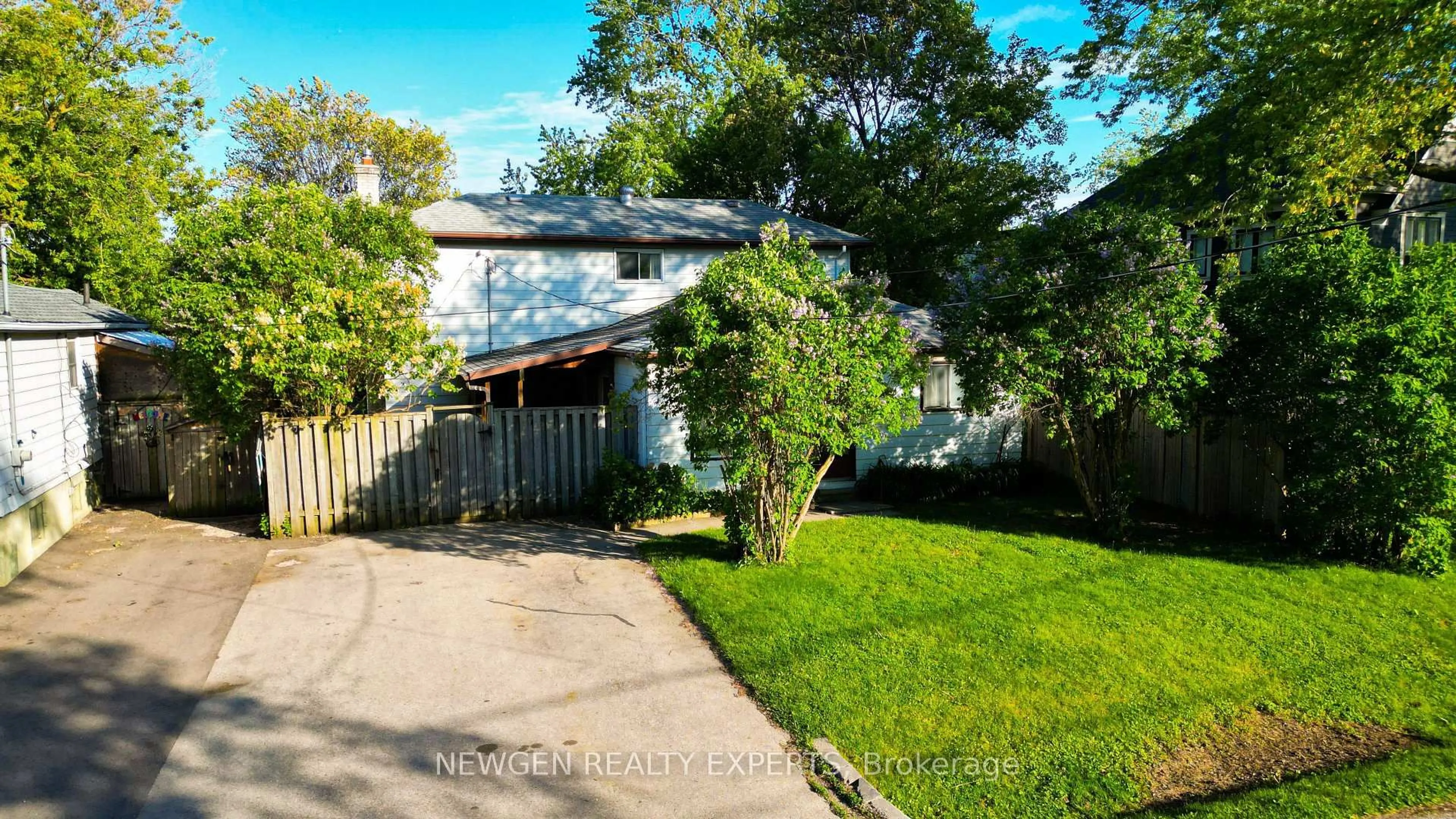 A pic from outside/outdoor area/front of a property/back of a property/a pic from drone, street for 1070 Pelham Ave, Mississauga Ontario L5E 1L2