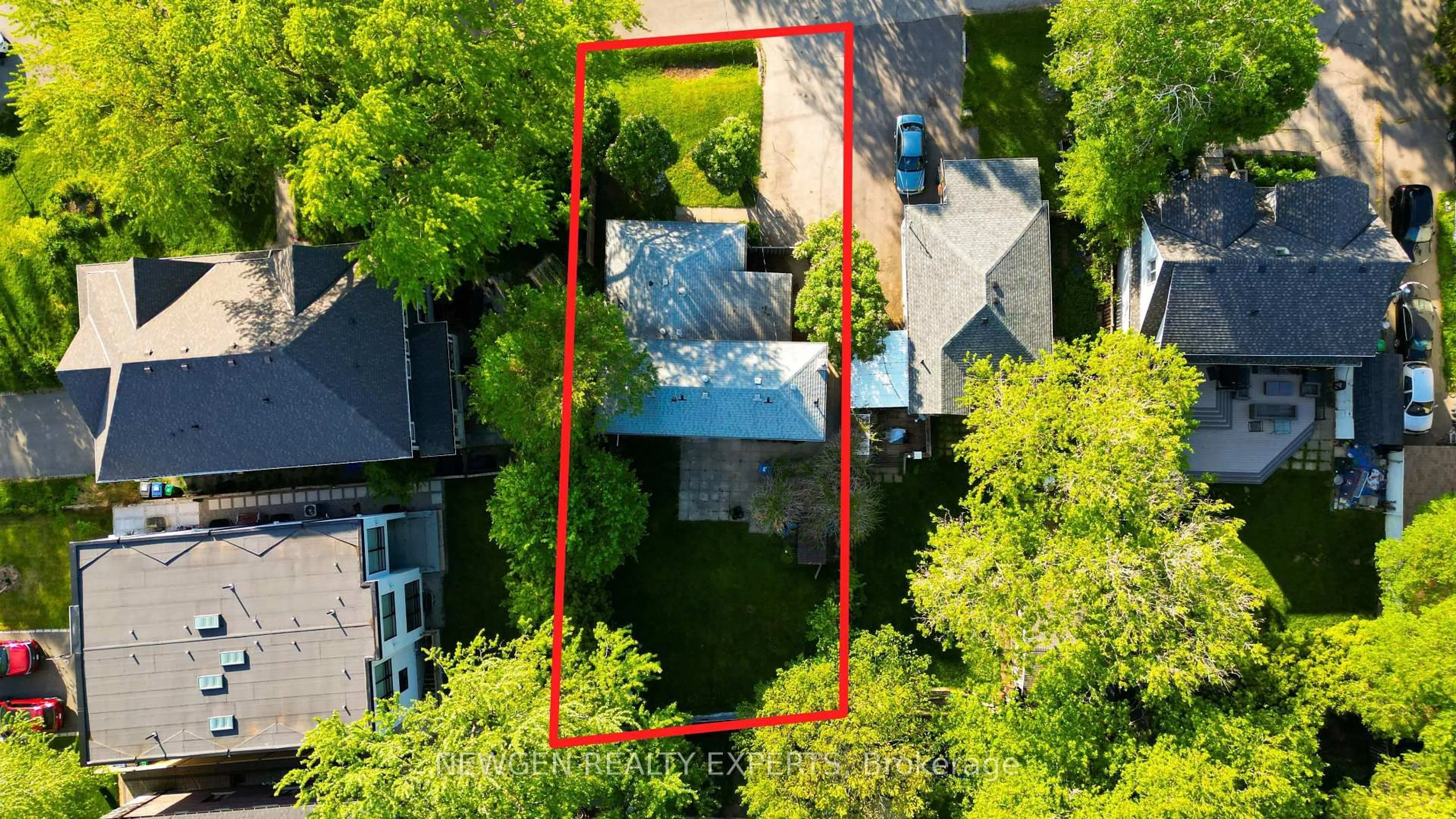 A pic from outside/outdoor area/front of a property/back of a property/a pic from drone, street for 1070 Pelham Ave, Mississauga Ontario L5E 1L2