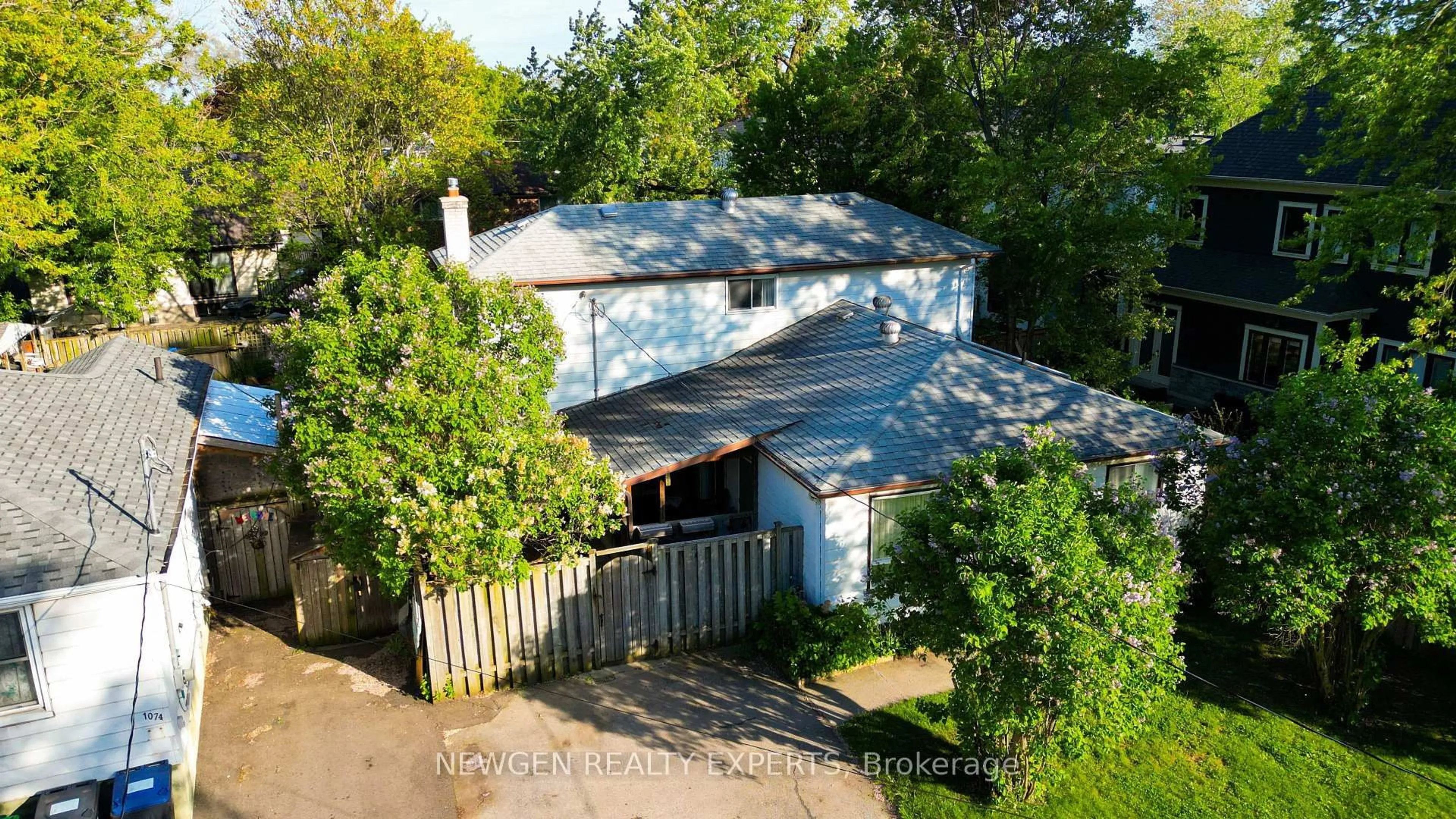 A pic from outside/outdoor area/front of a property/back of a property/a pic from drone, unknown for 1070 Pelham Ave, Mississauga Ontario L5E 1L2