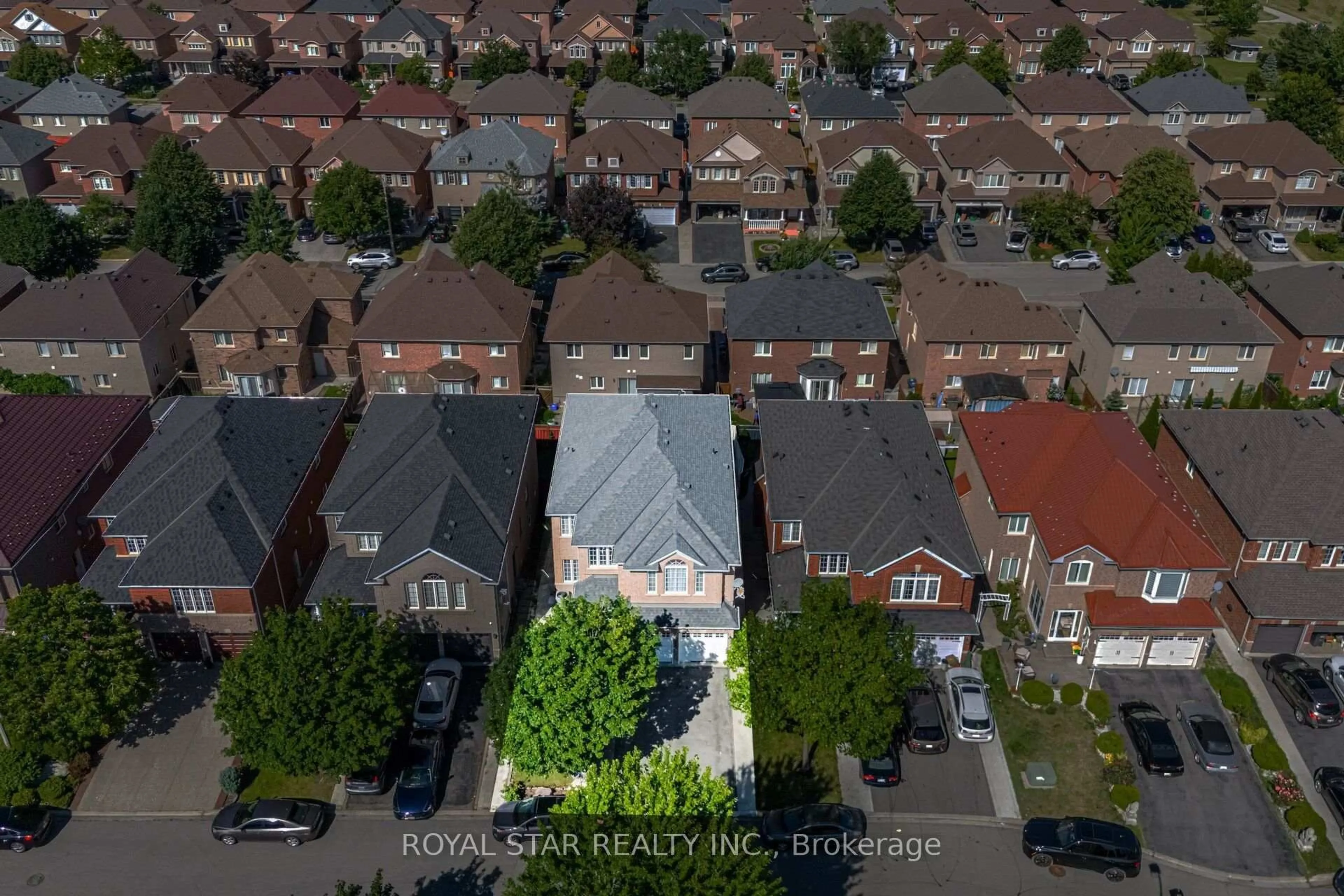 A pic from outside/outdoor area/front of a property/back of a property/a pic from drone, street for 18 Summer Mist Crt, Brampton Ontario L6R 2Z1