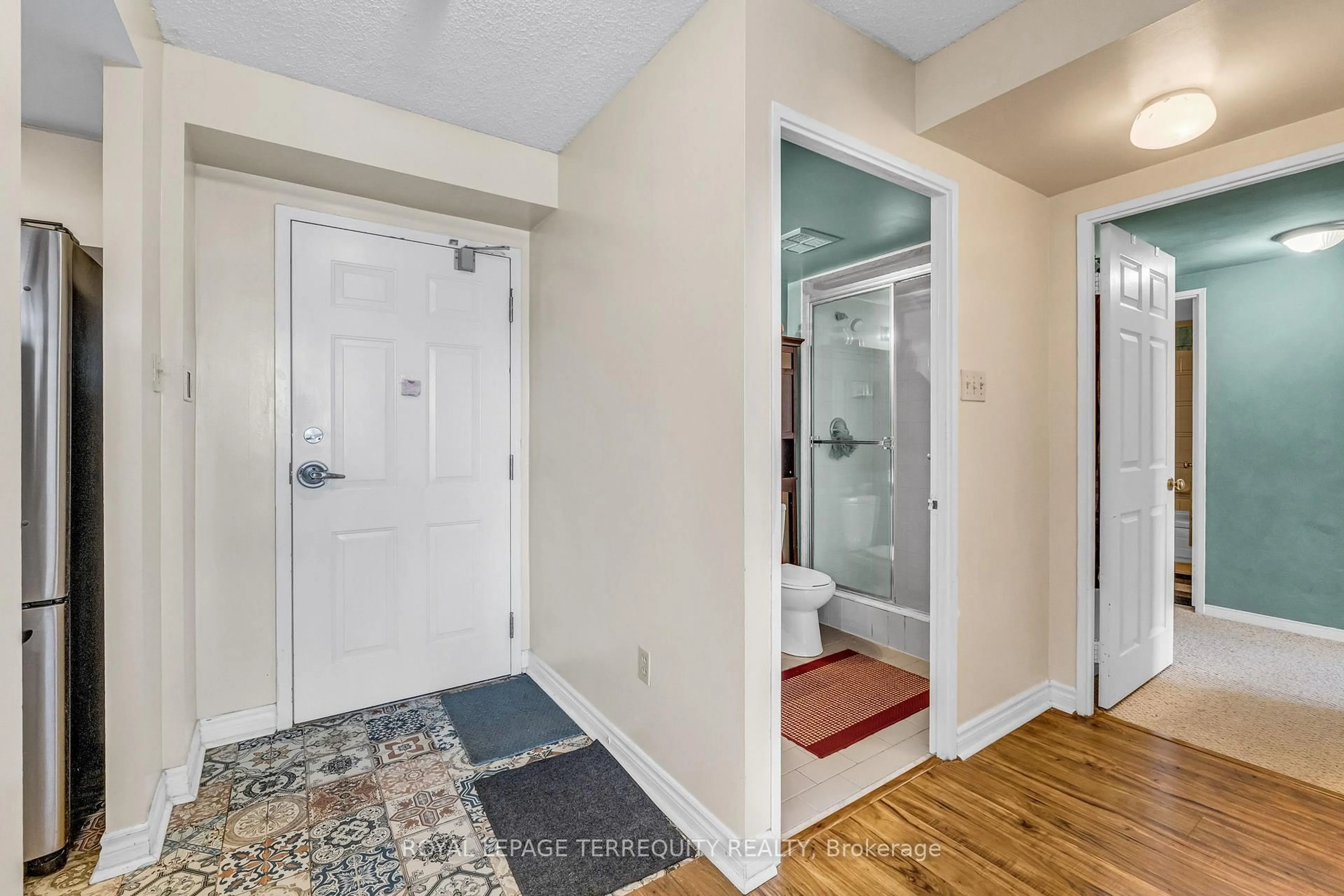 Indoor entryway for 250 Webb Dr #1512, Mississauga Ontario L5B 3Z4
