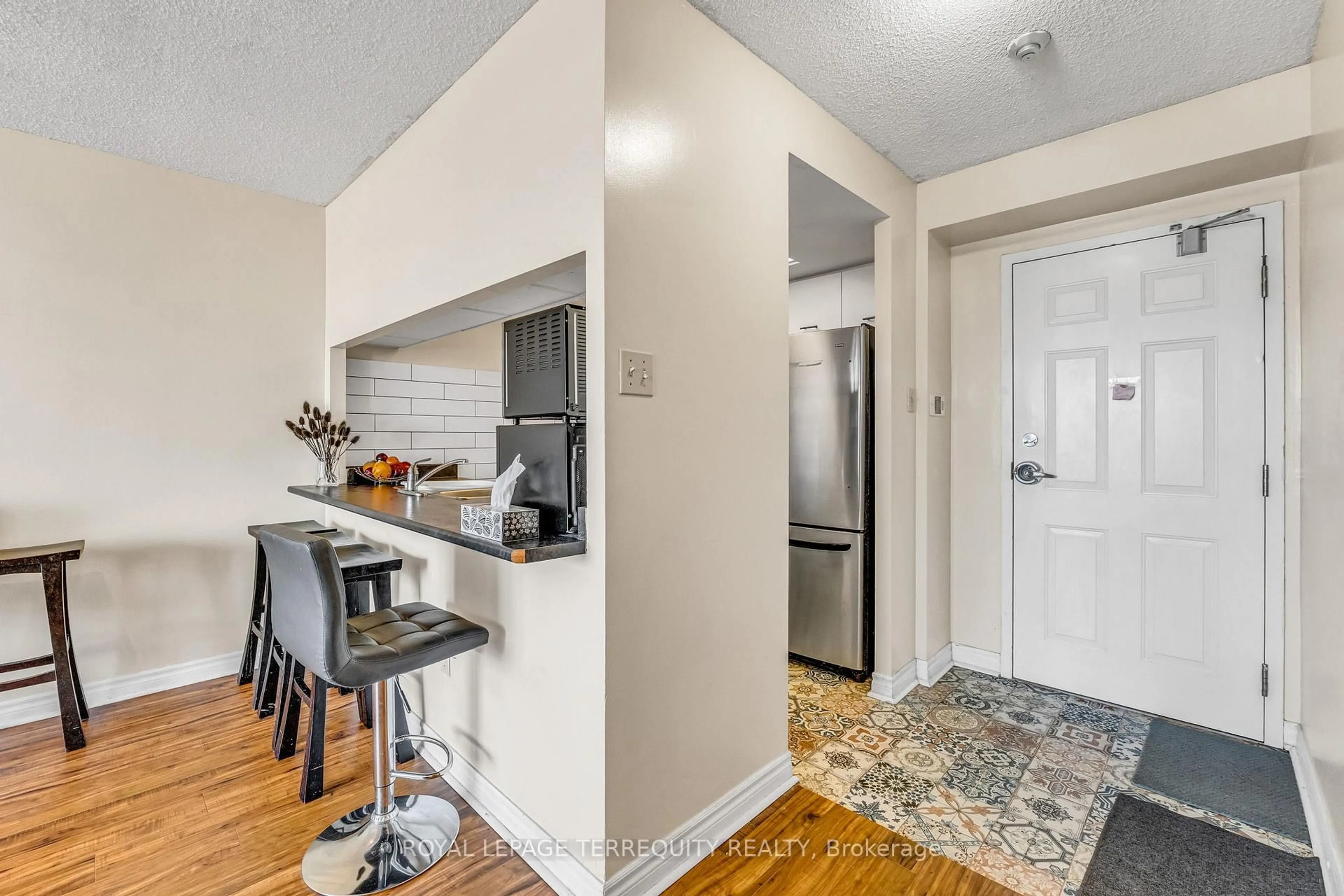 Standard kitchen, unknown for 250 Webb Dr #1512, Mississauga Ontario L5B 3Z4