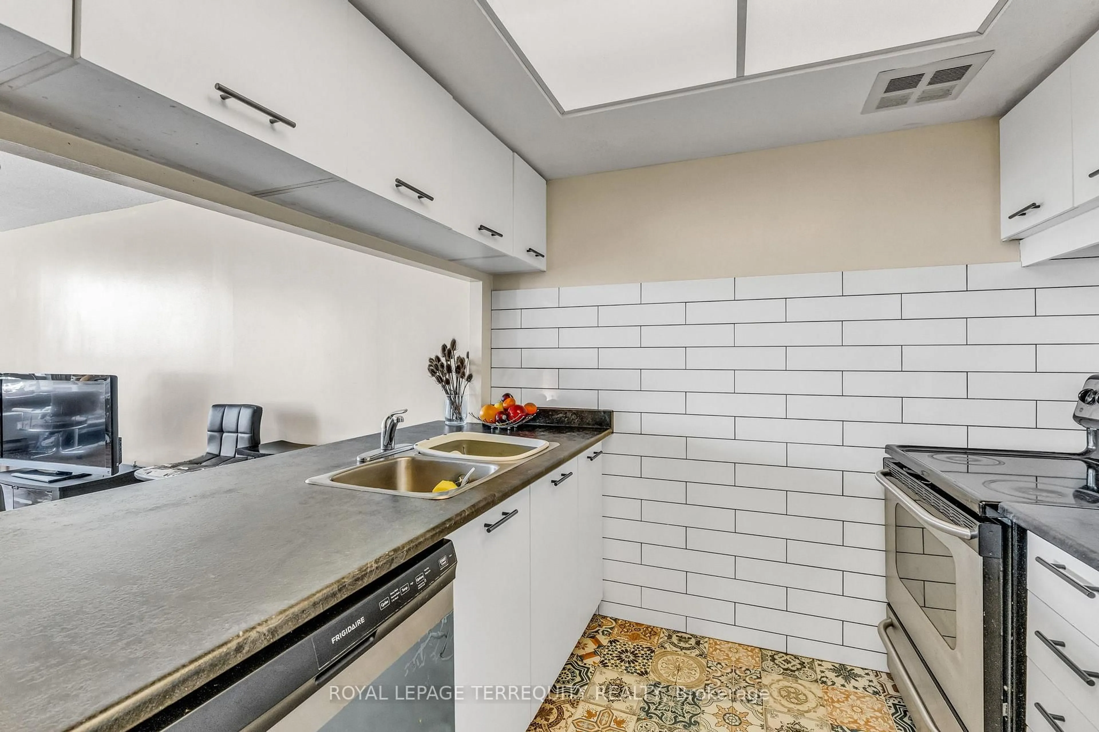 Standard kitchen, ceramic/tile floor for 250 Webb Dr #1512, Mississauga Ontario L5B 3Z4