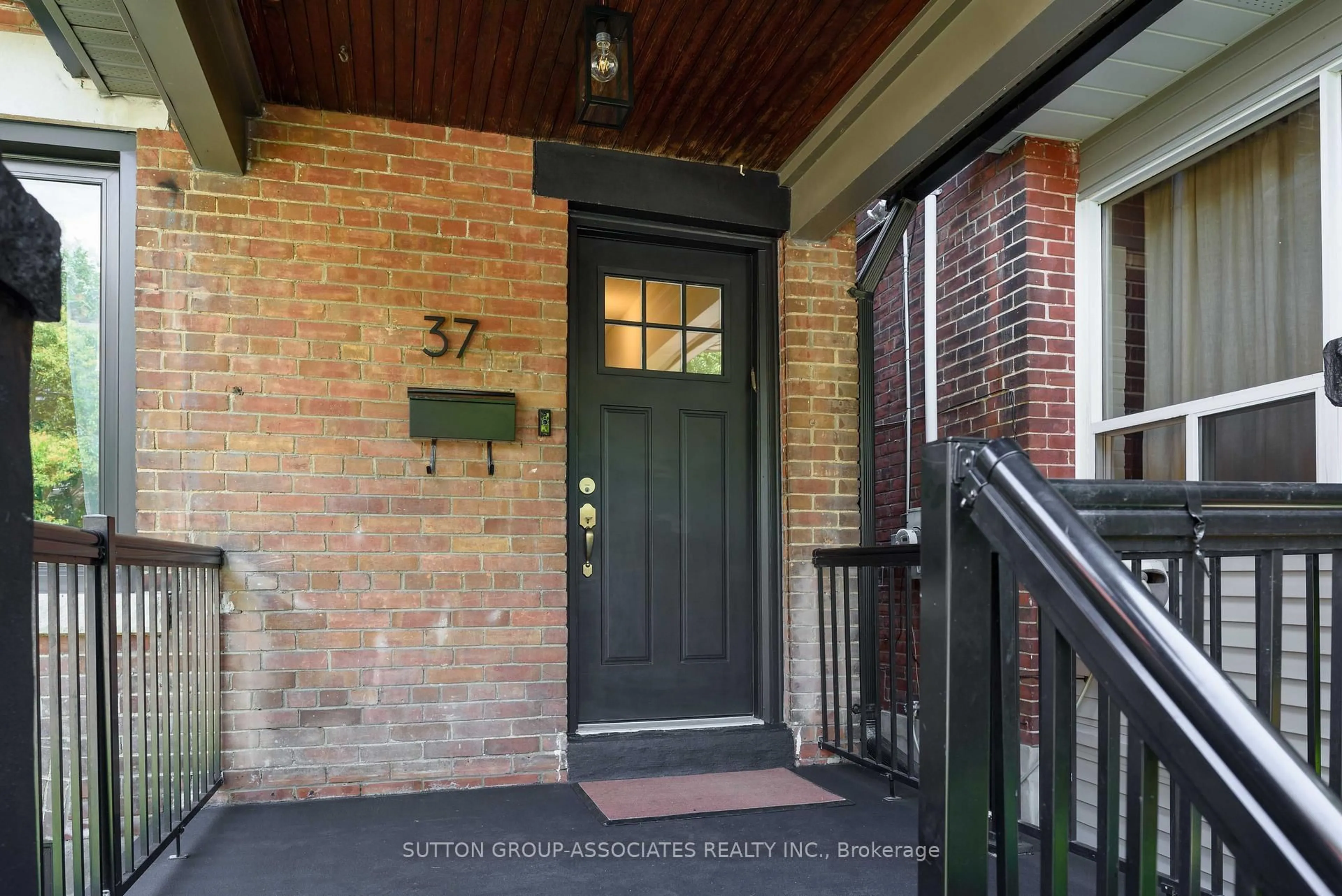 Indoor entryway for 37 Ashburnham Rd, Toronto Ontario M6H 2K4