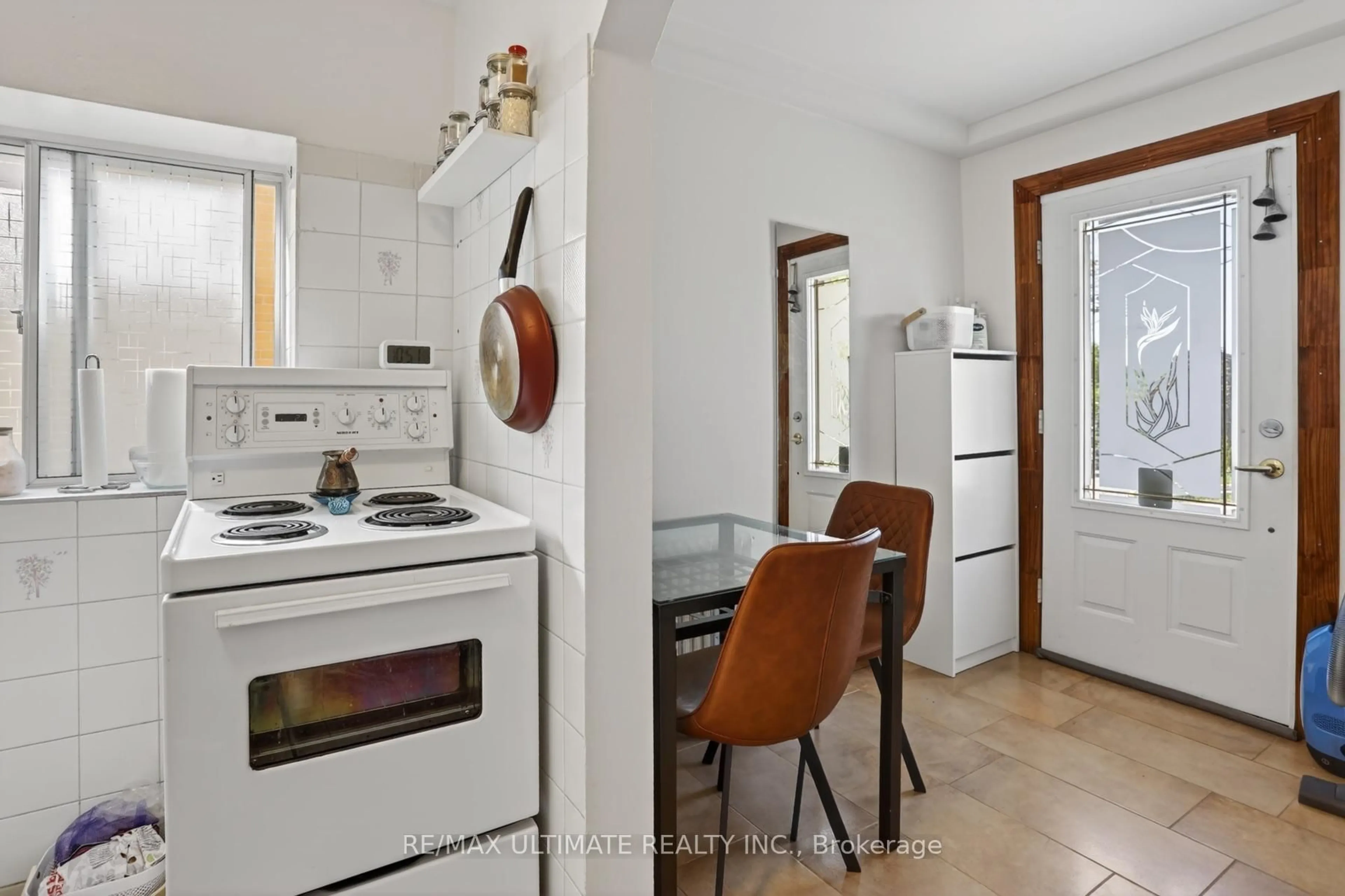 Standard kitchen, unknown for 177 Varsity Rd, Toronto Ontario M6S 4P5