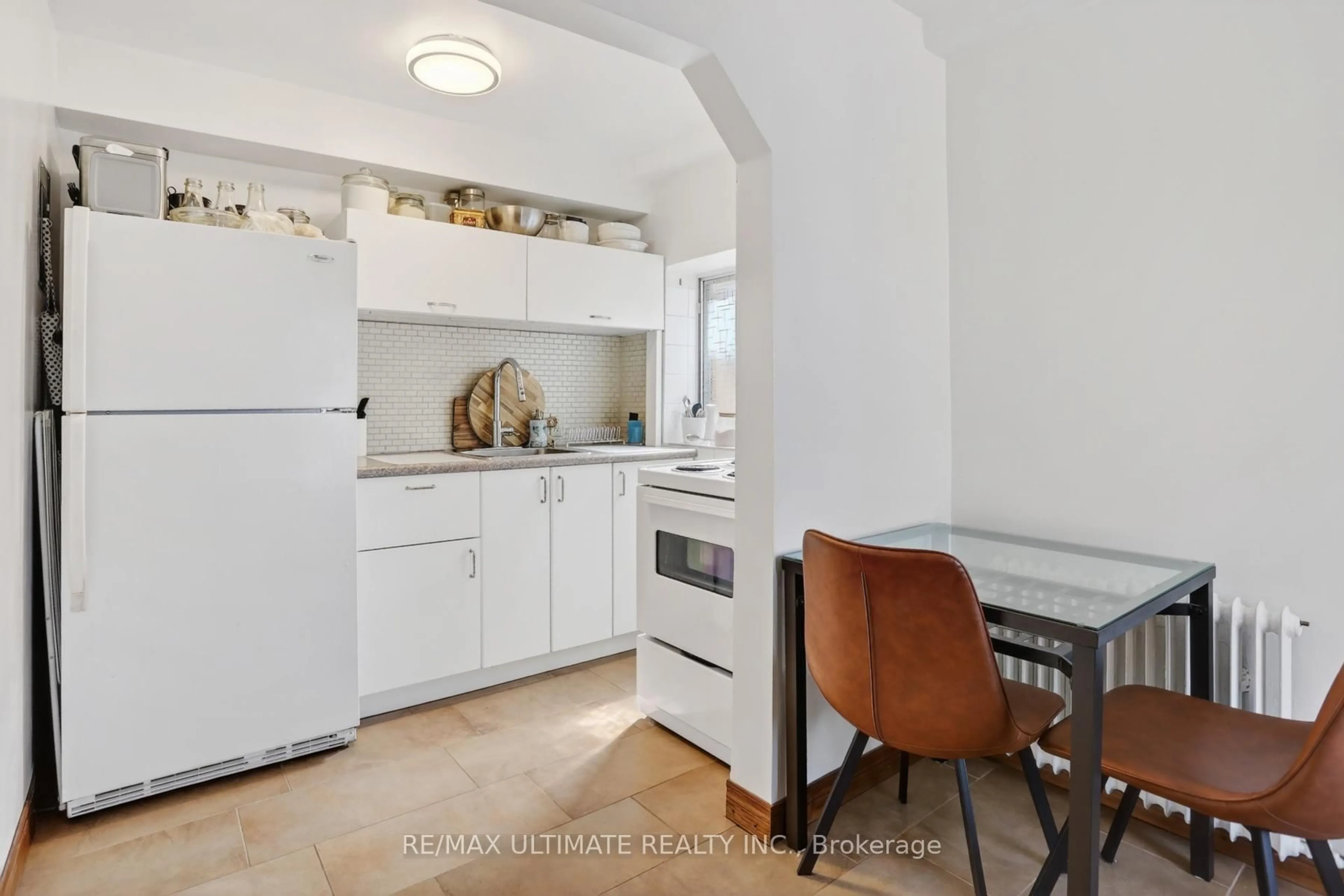 Standard kitchen, ceramic/tile floor for 177 Varsity Rd, Toronto Ontario M6S 4P5