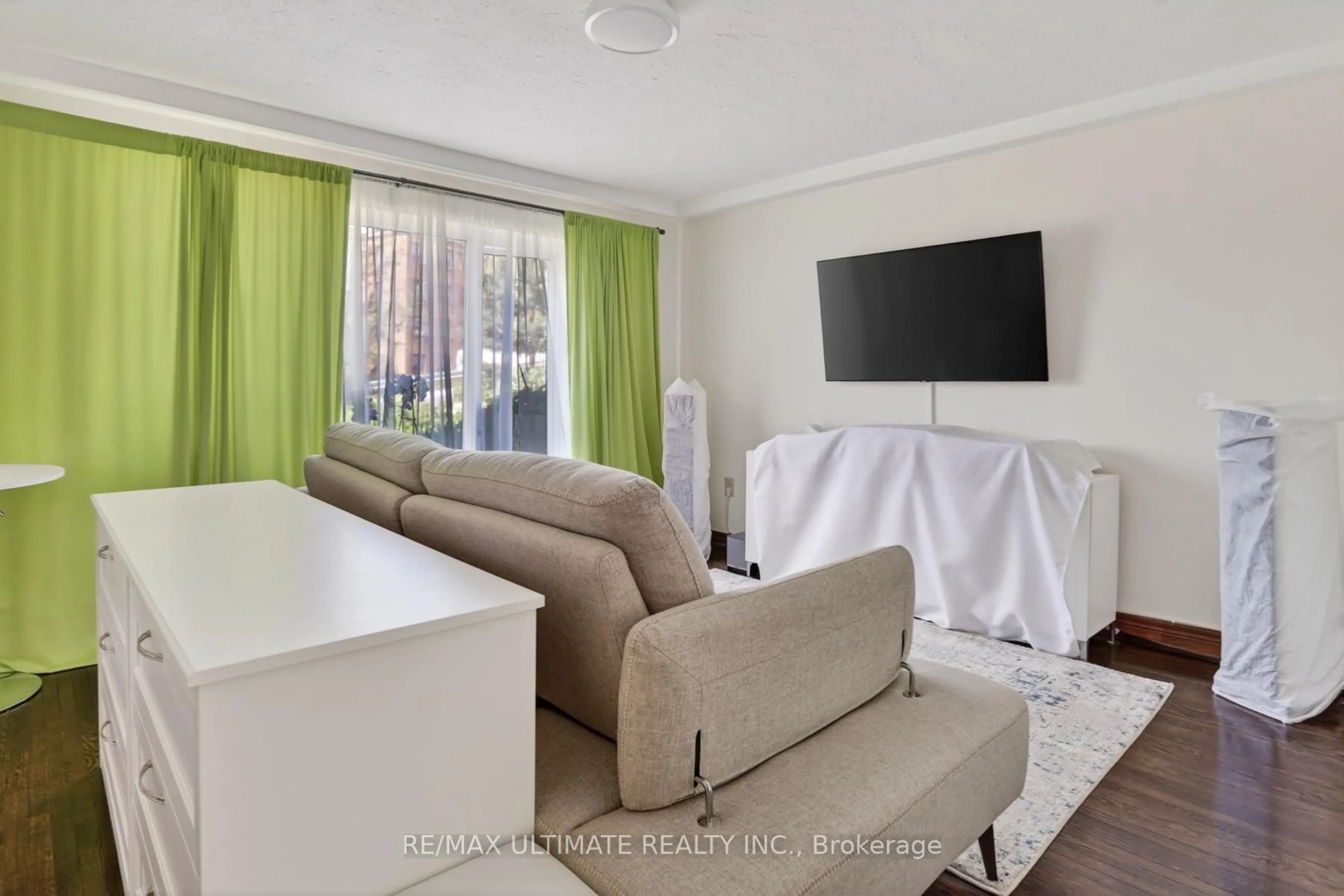 Living room with furniture, unknown for 177 Varsity Rd, Toronto Ontario M6S 4P5
