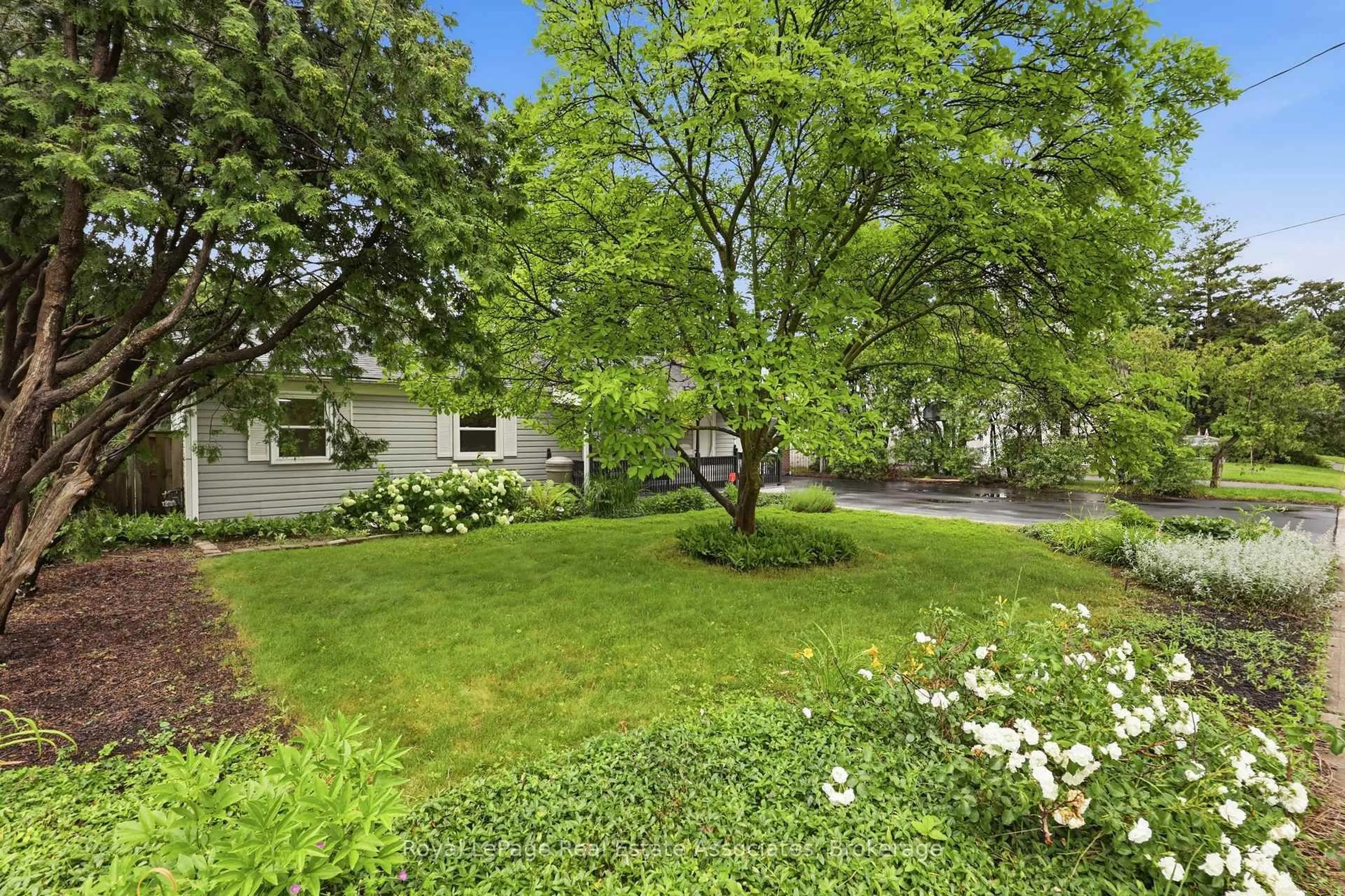 Patio, street for 1924 Balsam Ave, Mississauga Ontario L5J 1L2
