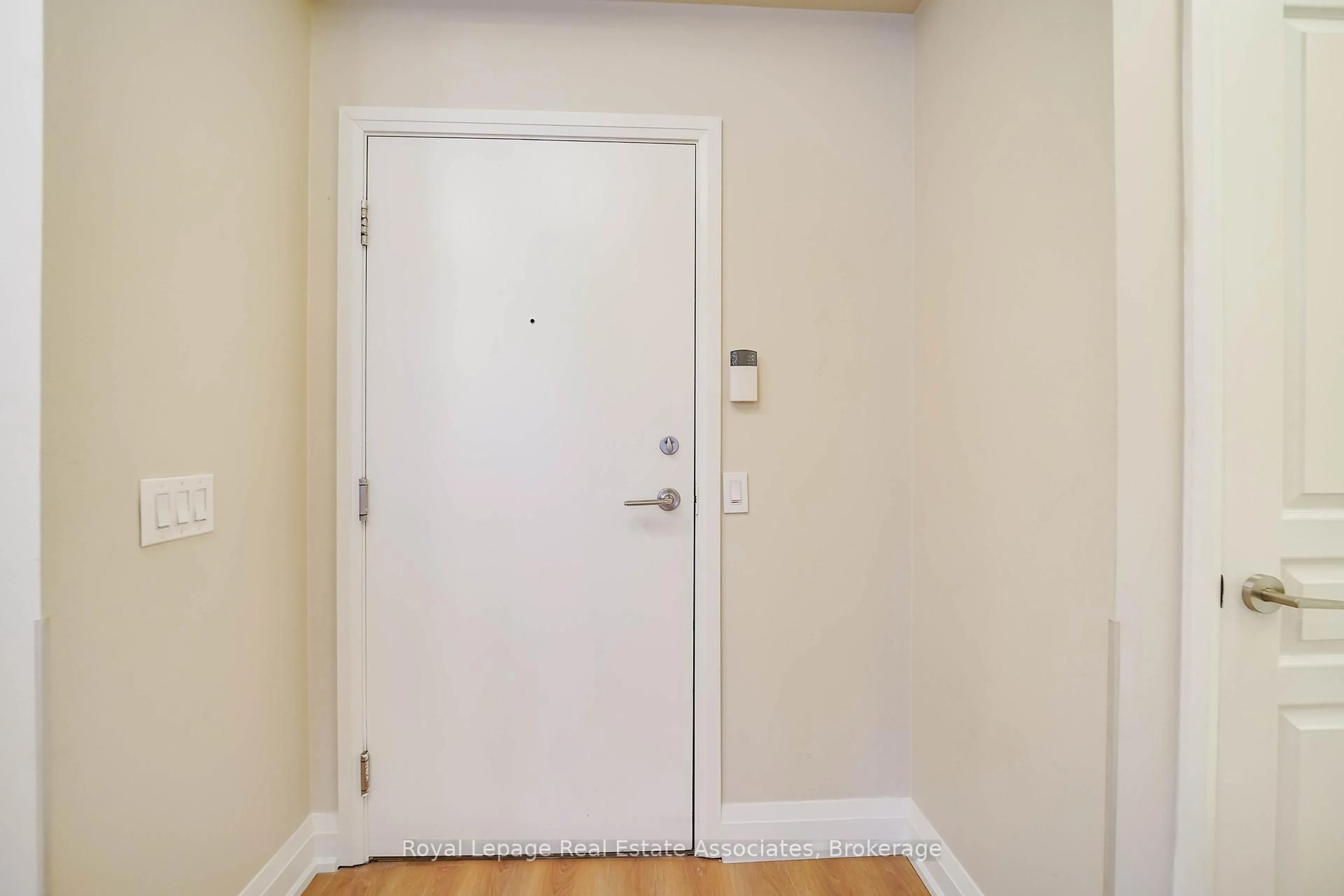 Indoor entryway for 1 Hurontario St #308, Mississauga Ontario L5G 0A3