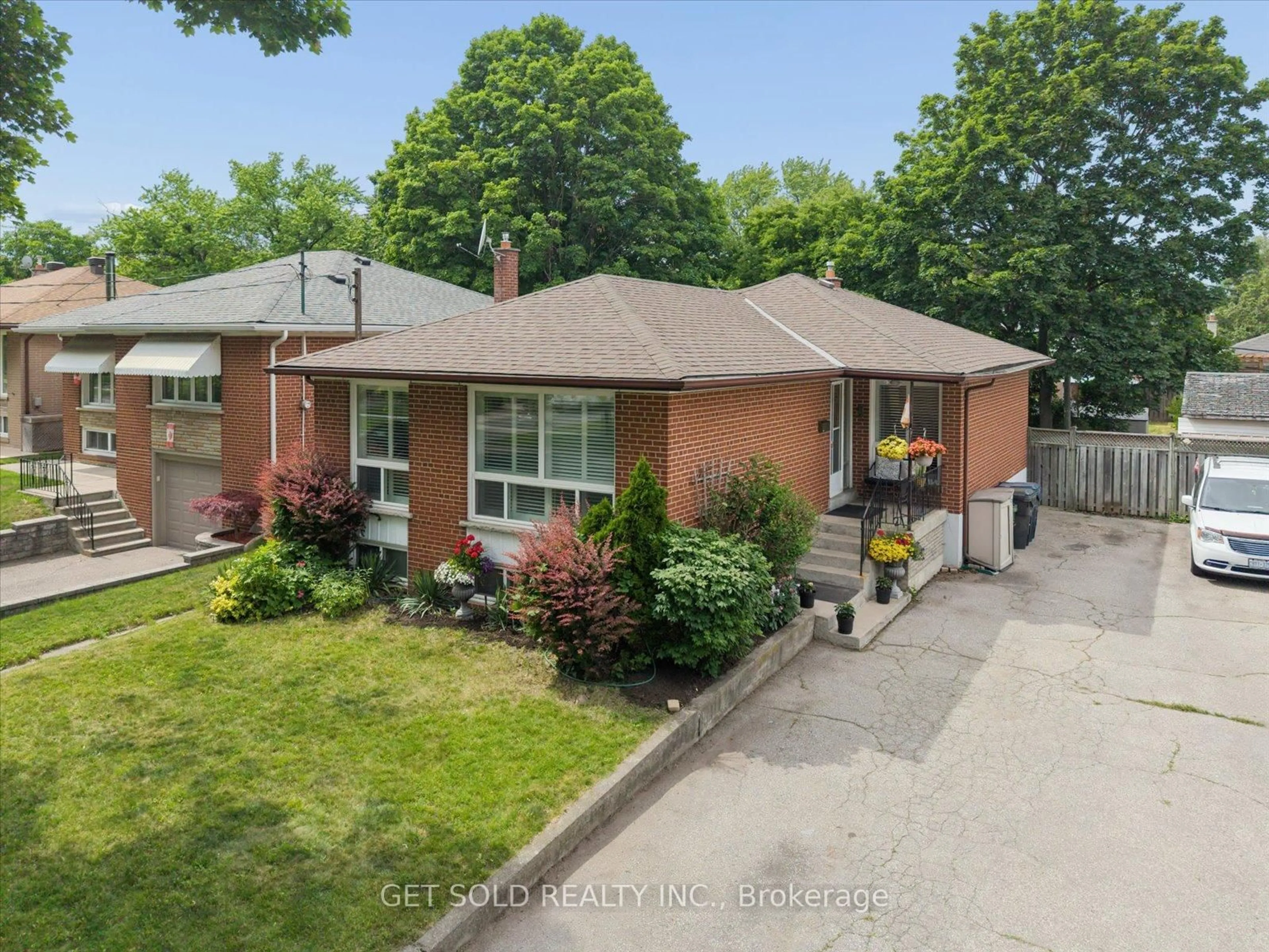 A pic from outside/outdoor area/front of a property/back of a property/a pic from drone, street for 32 Checkendon Dr, Toronto Ontario M9W 2Y9
