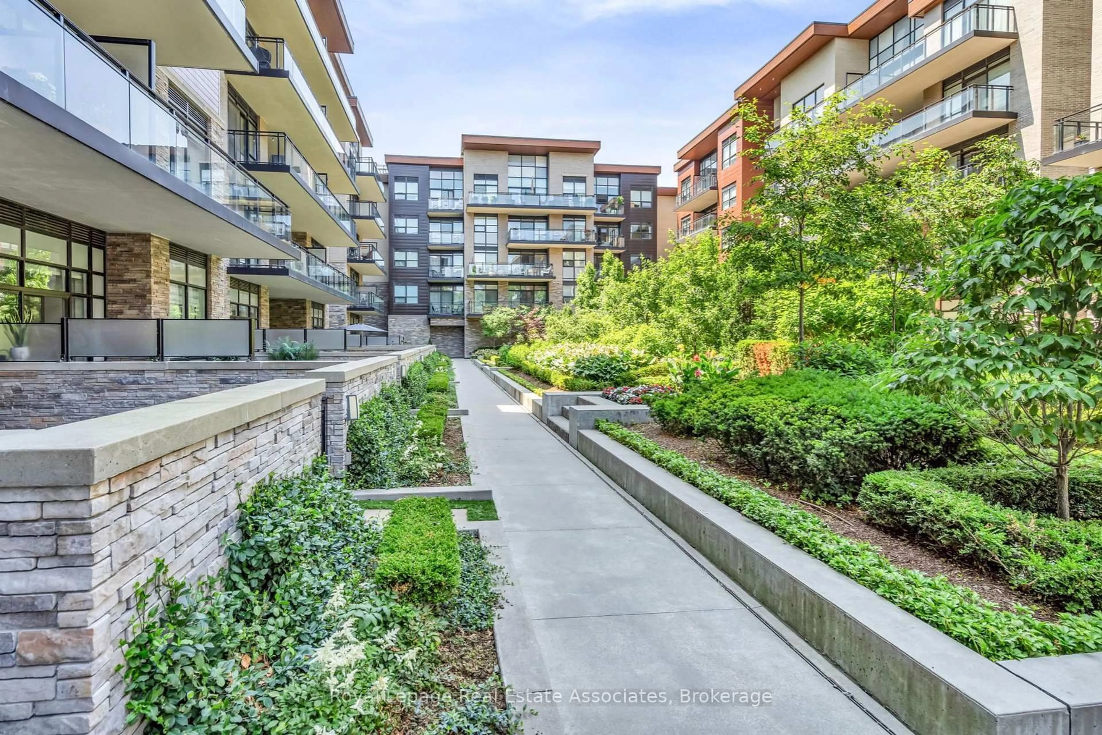 Patio, street for 1575 Lakeshore Rd #GR26, Mississauga Ontario L5J 0B1