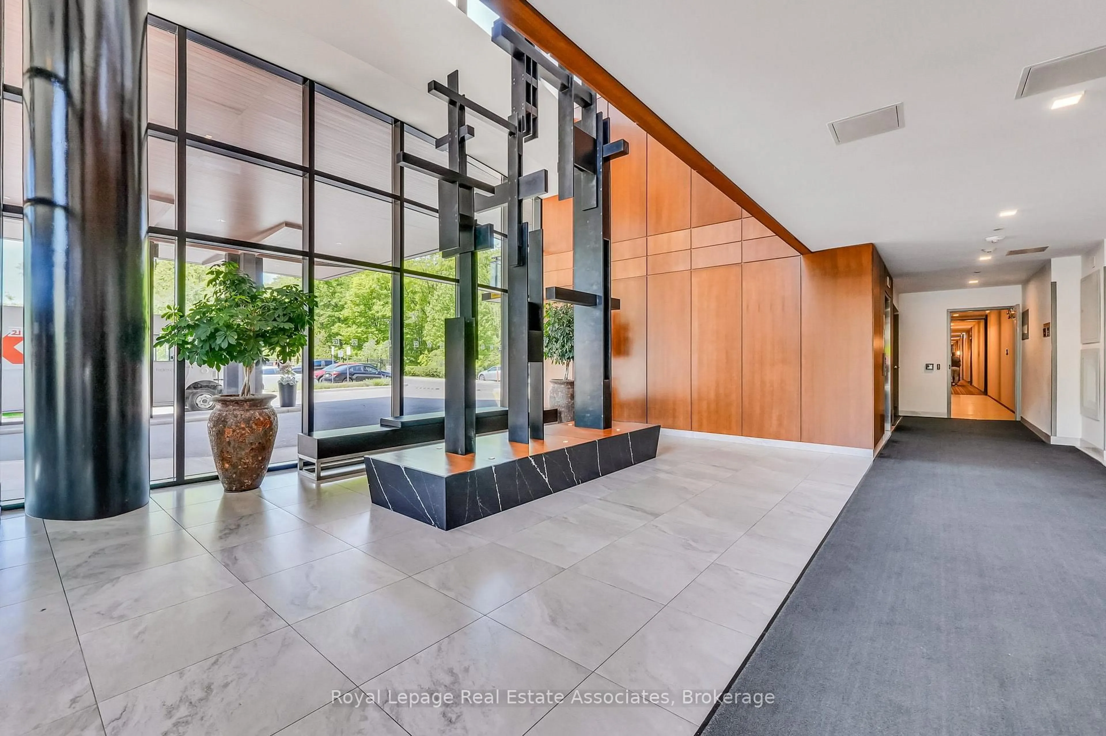 Indoor foyer for 1575 Lakeshore Rd #GR26, Mississauga Ontario L5J 0B1