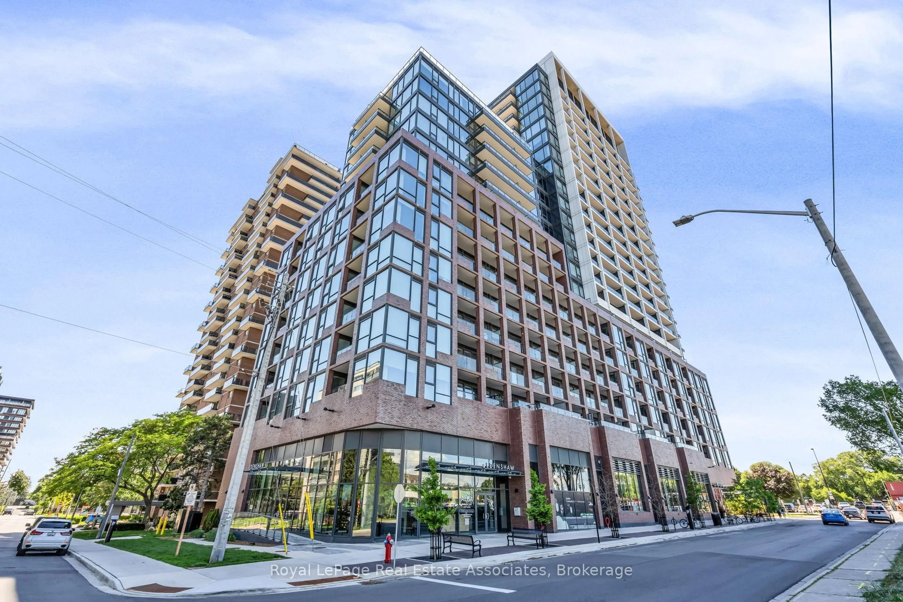 Indoor foyer for 28 Ann St #414, Mississauga Ontario L5G 0E1