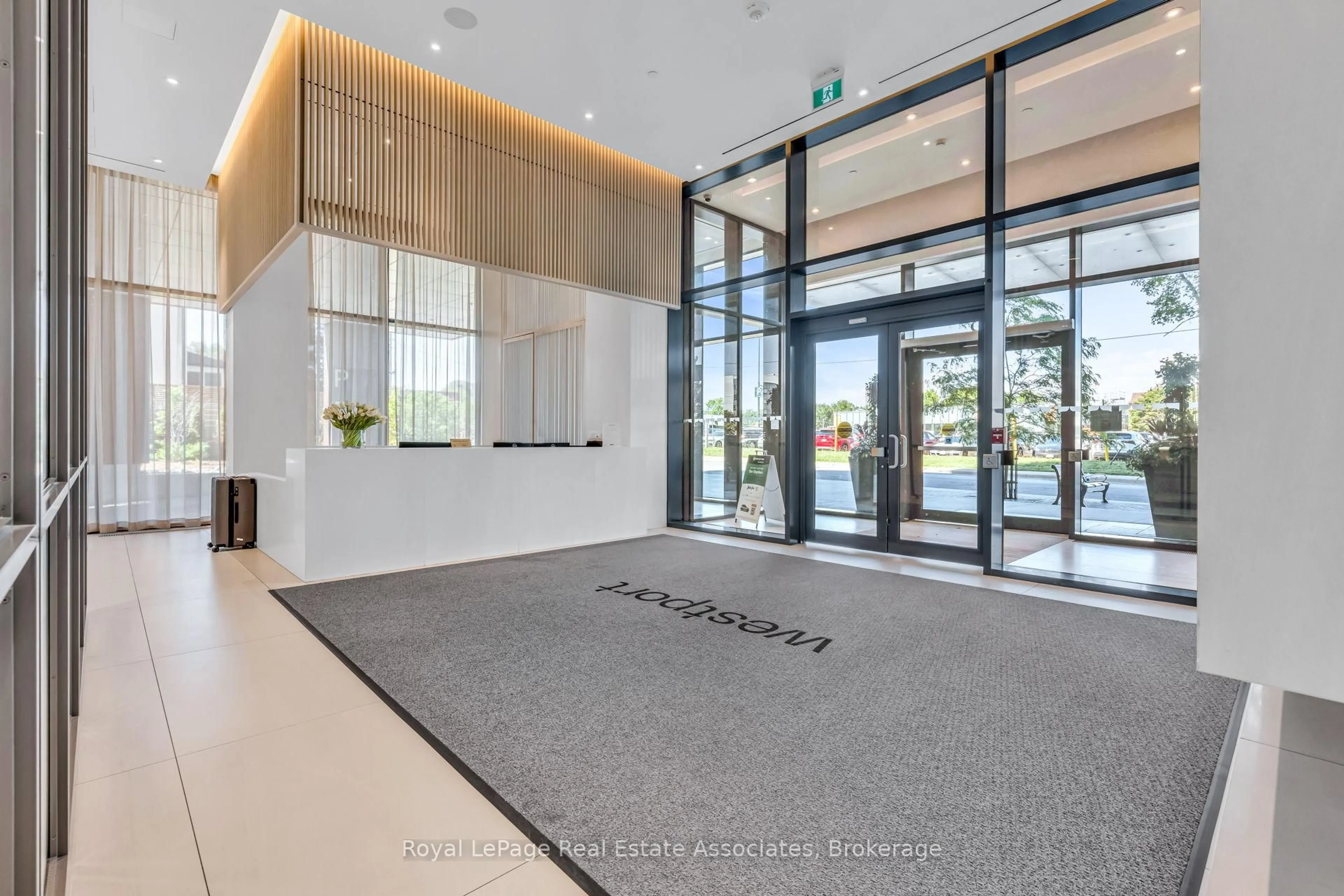 Indoor foyer for 28 Ann St #414, Mississauga Ontario L5G 0E1