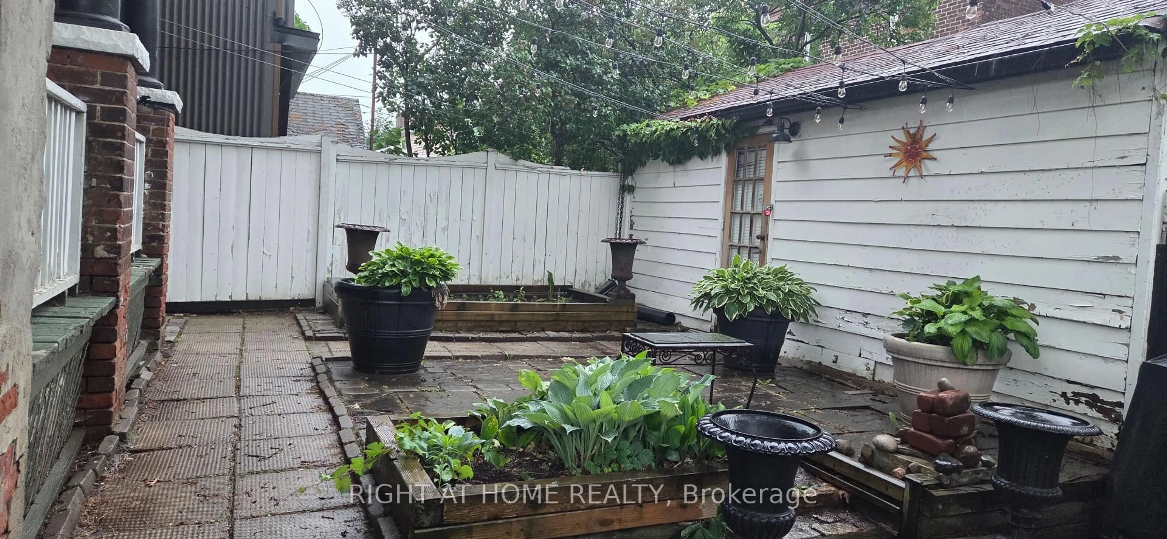Patio, street for 179 Gilmour Ave, Toronto Ontario M6P 3B2