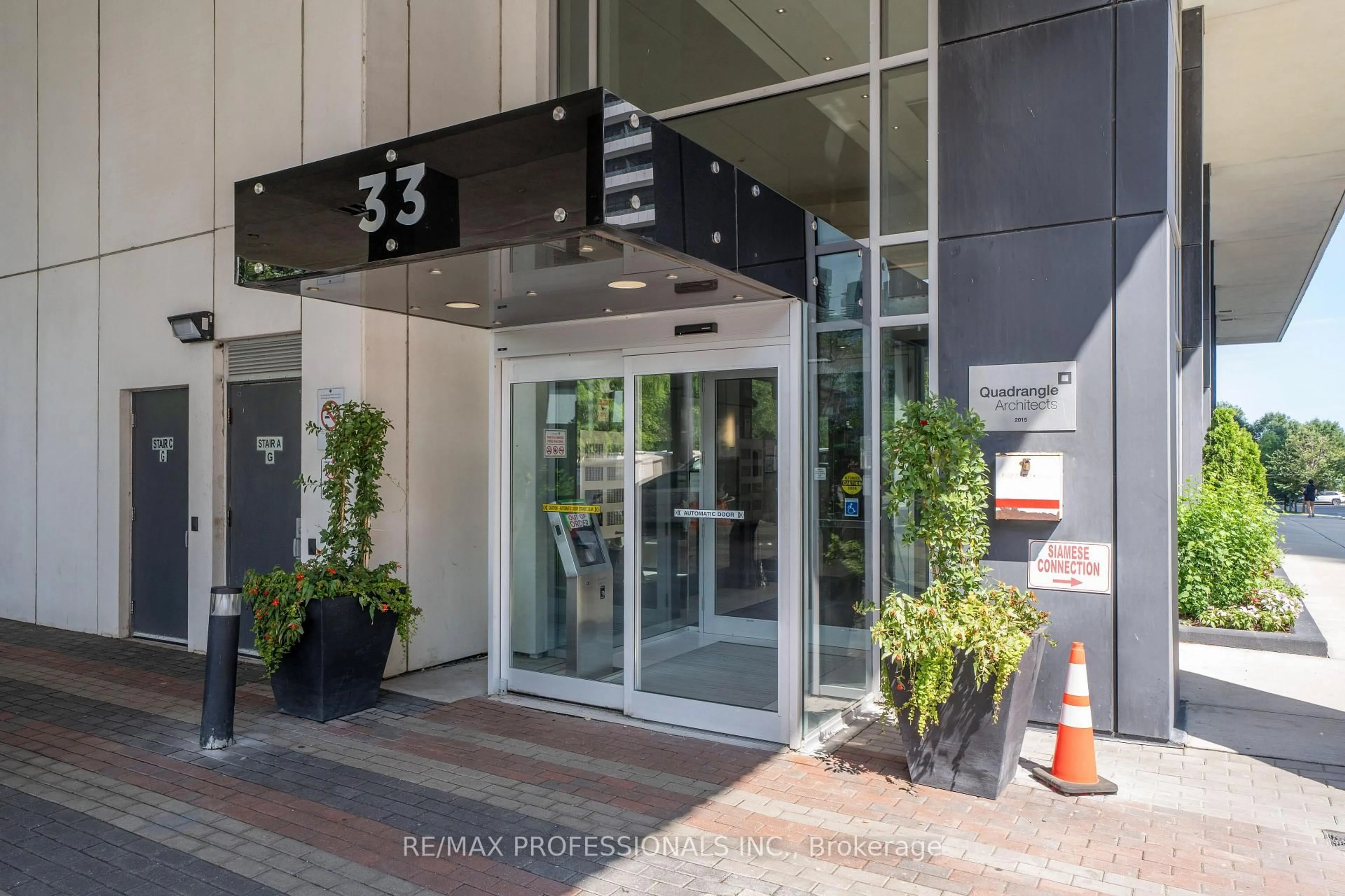 Indoor foyer for 33 Shore Breeze Dr #1904, Toronto Ontario M8V 0G1