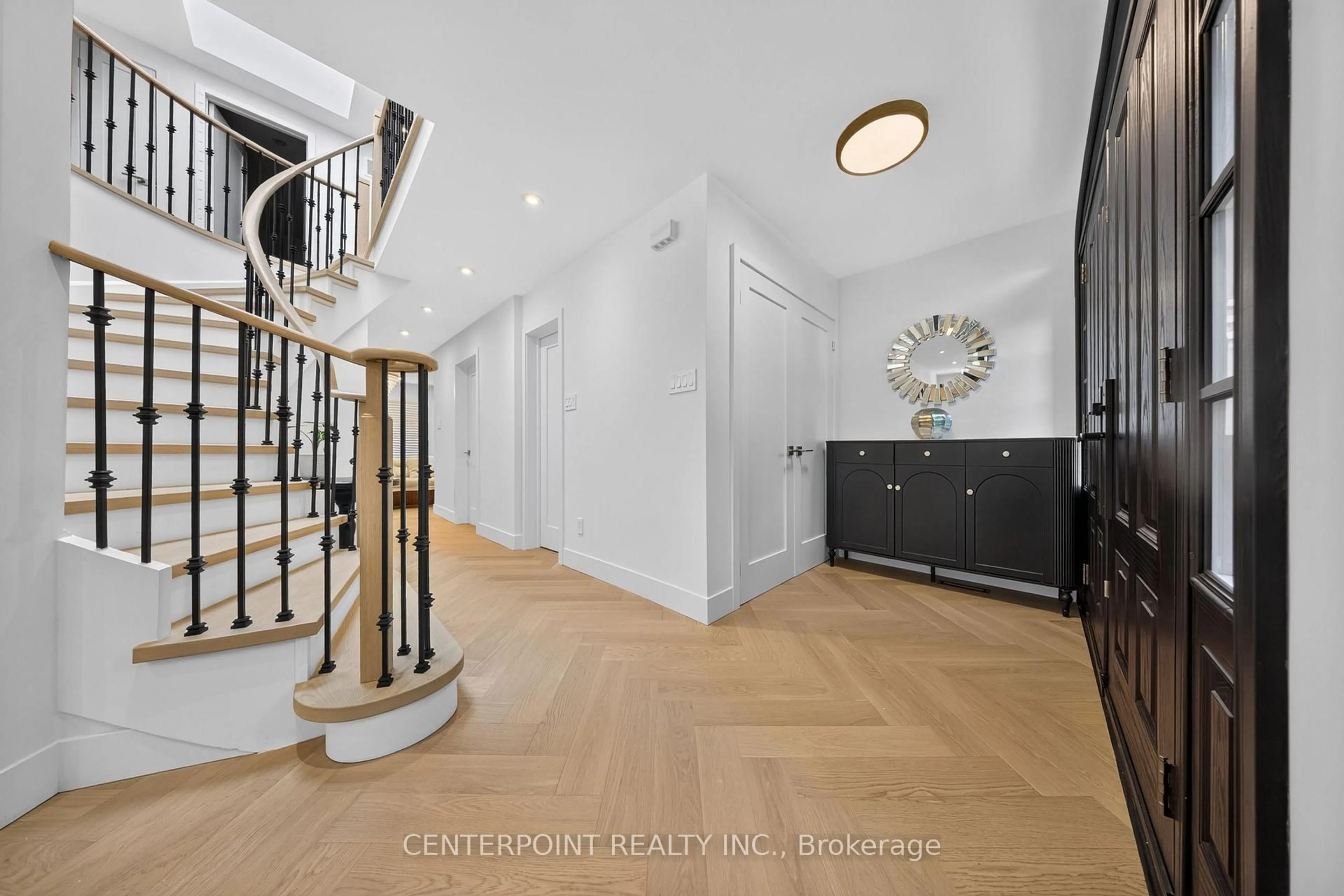 Indoor entryway for 1073 Grandeur Cres, Oakville Ontario L6H 4B6