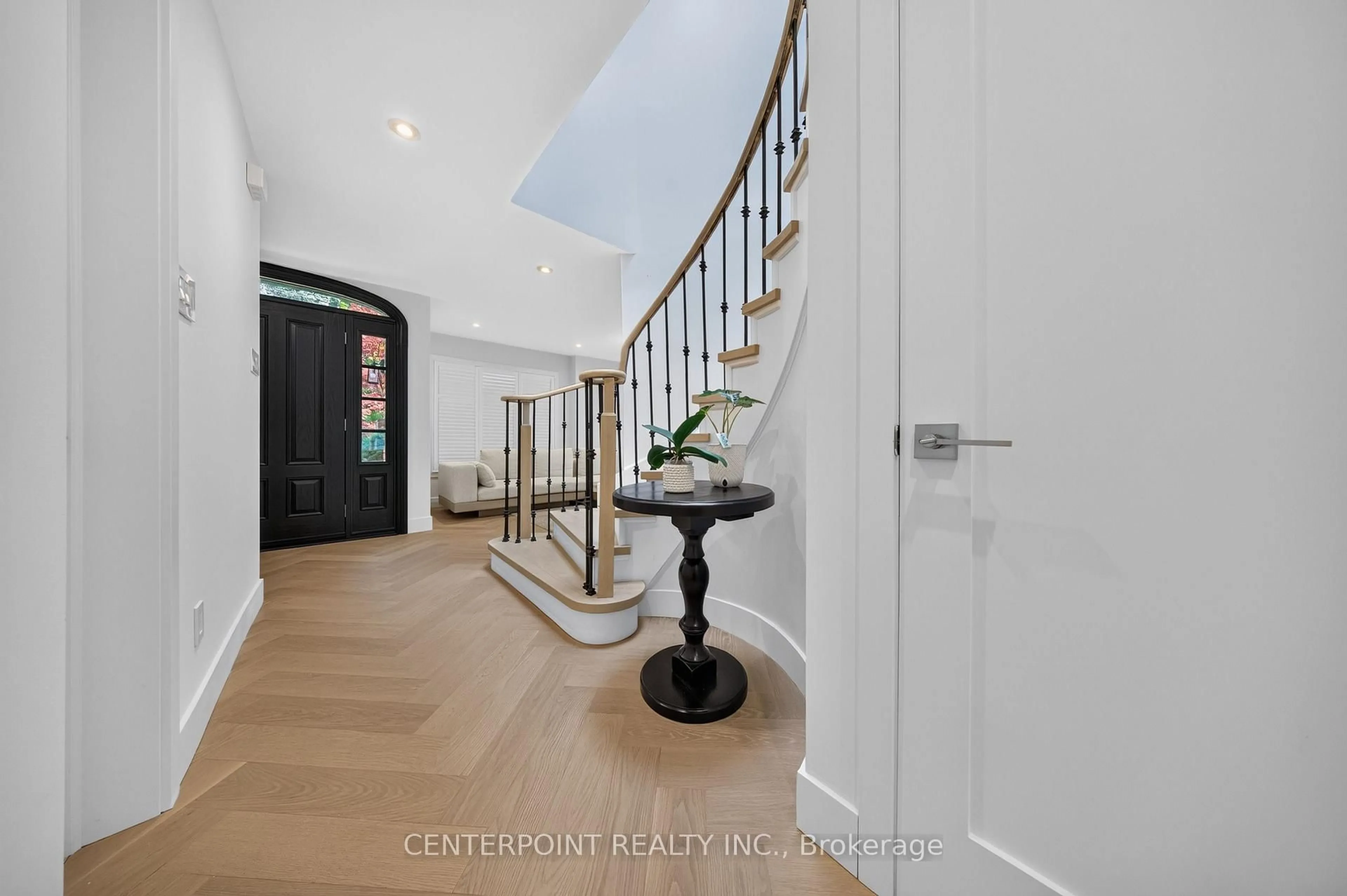 Indoor foyer for 1073 Grandeur Cres, Oakville Ontario L6H 4B6