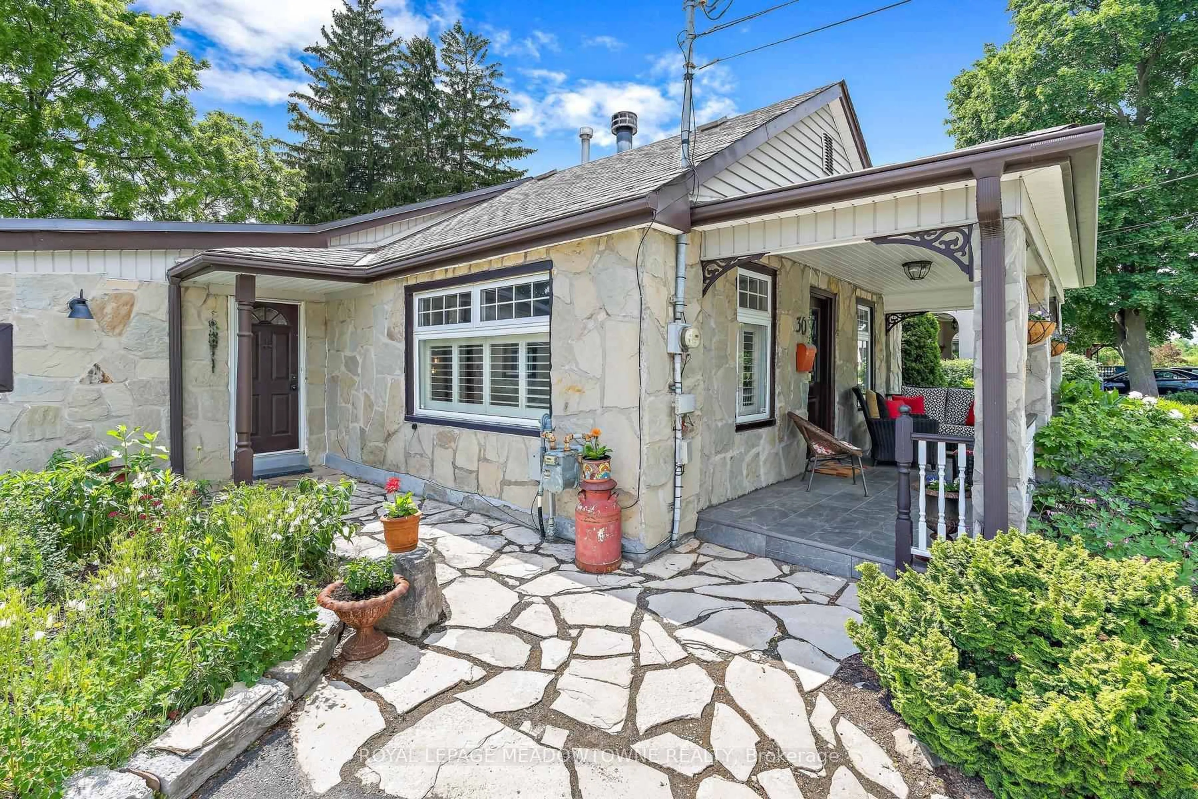 Patio, street for 30 Victoria St, Halton Hills Ontario L7G 3N6
