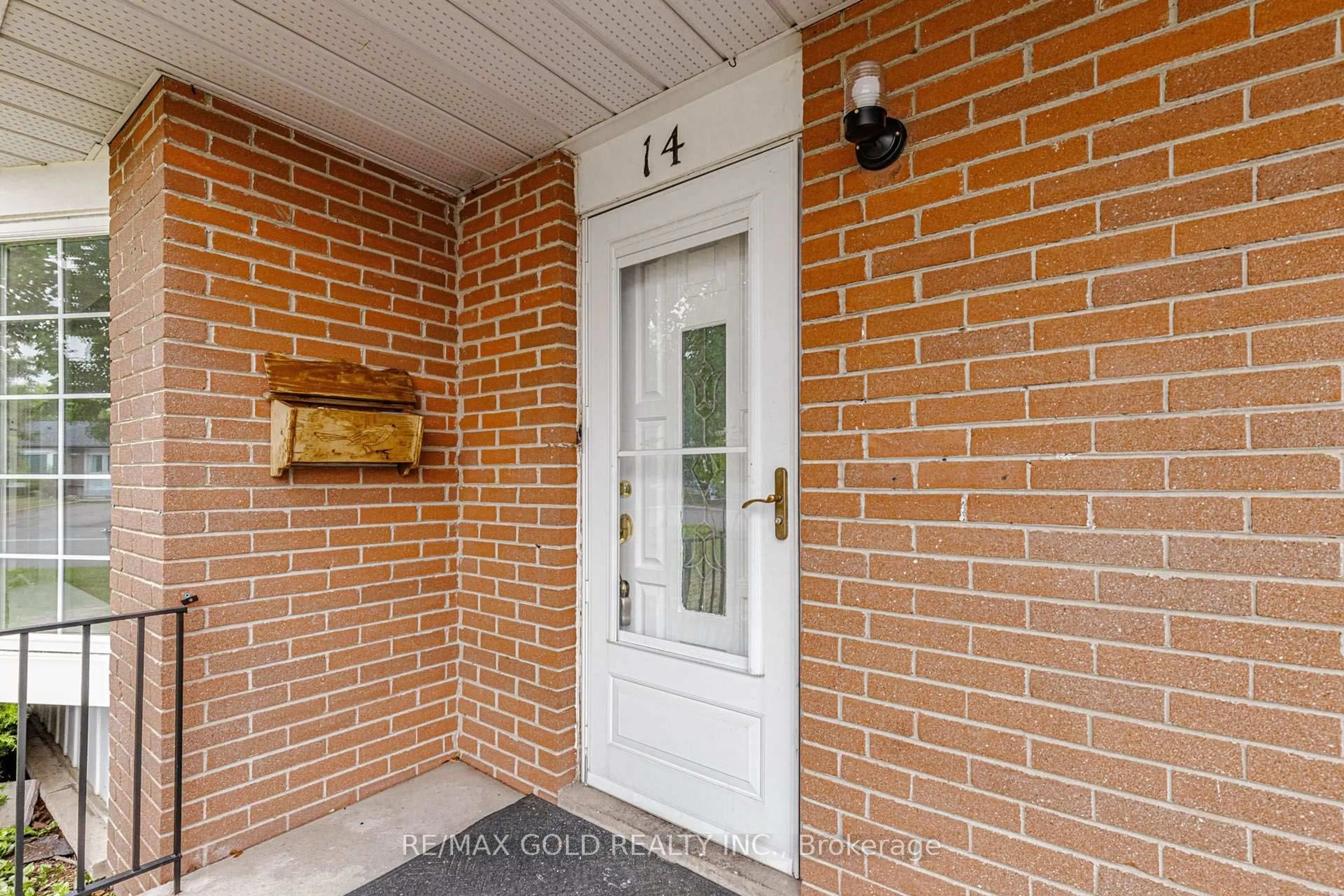 Indoor entryway for 14 Flamingo Cres, Brampton Ontario L6T 2G5