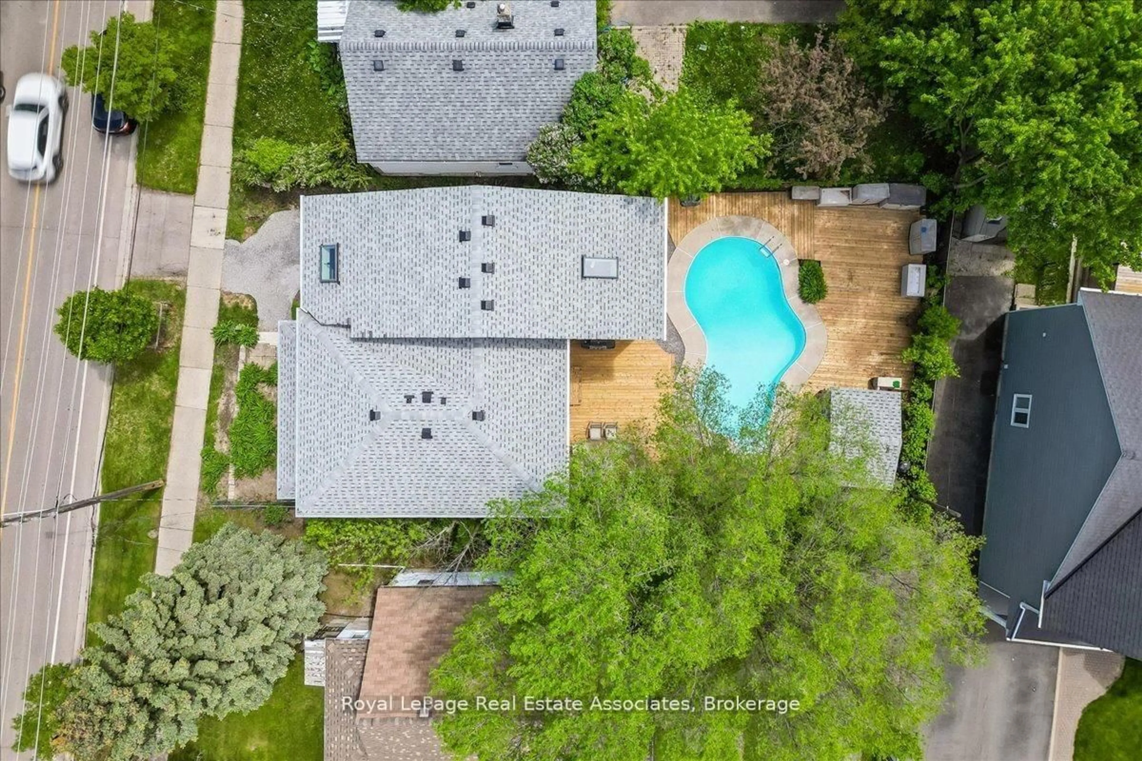 A pic from outside/outdoor area/front of a property/back of a property/a pic from drone, unknown for 1168 Canterbury Rd, Mississauga Ontario L5G 4A2