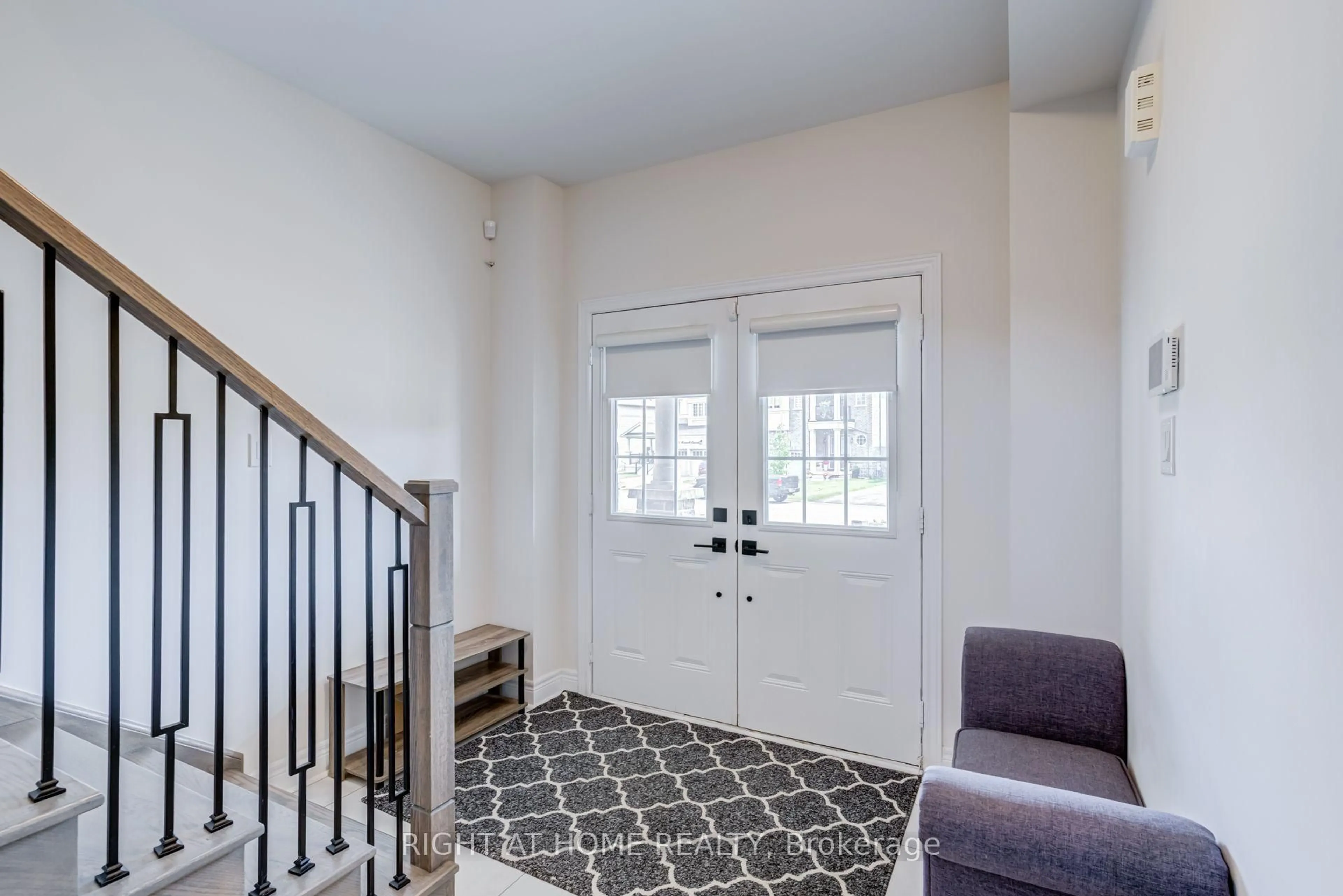 Indoor entryway for 51 Rosewell Cres, Halton Hills Ontario L7G 0N4