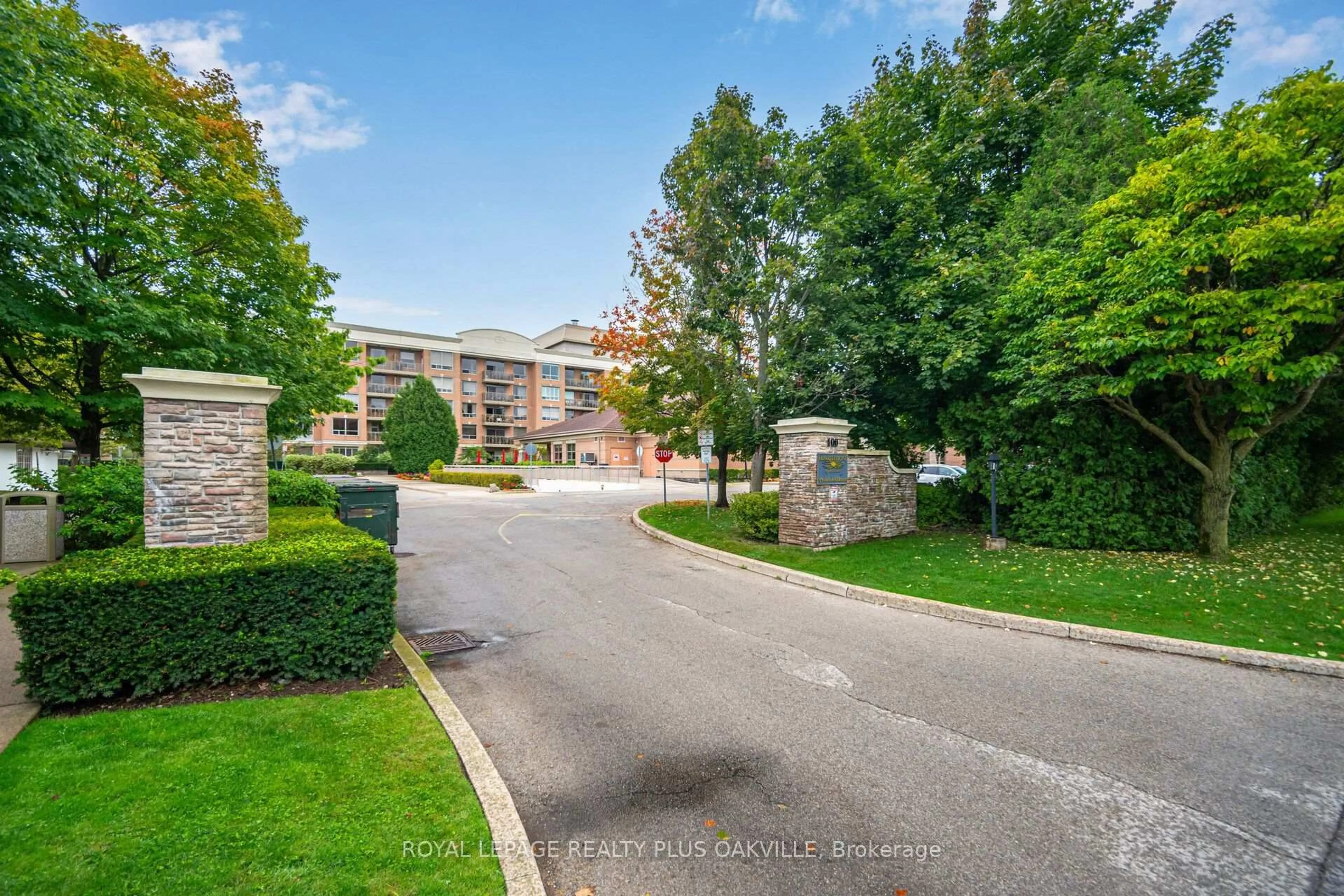A pic from outside/outdoor area/front of a property/back of a property/a pic from drone, unknown for 100 Burloak Dr #1406, Burlington Ontario L7L 6P6