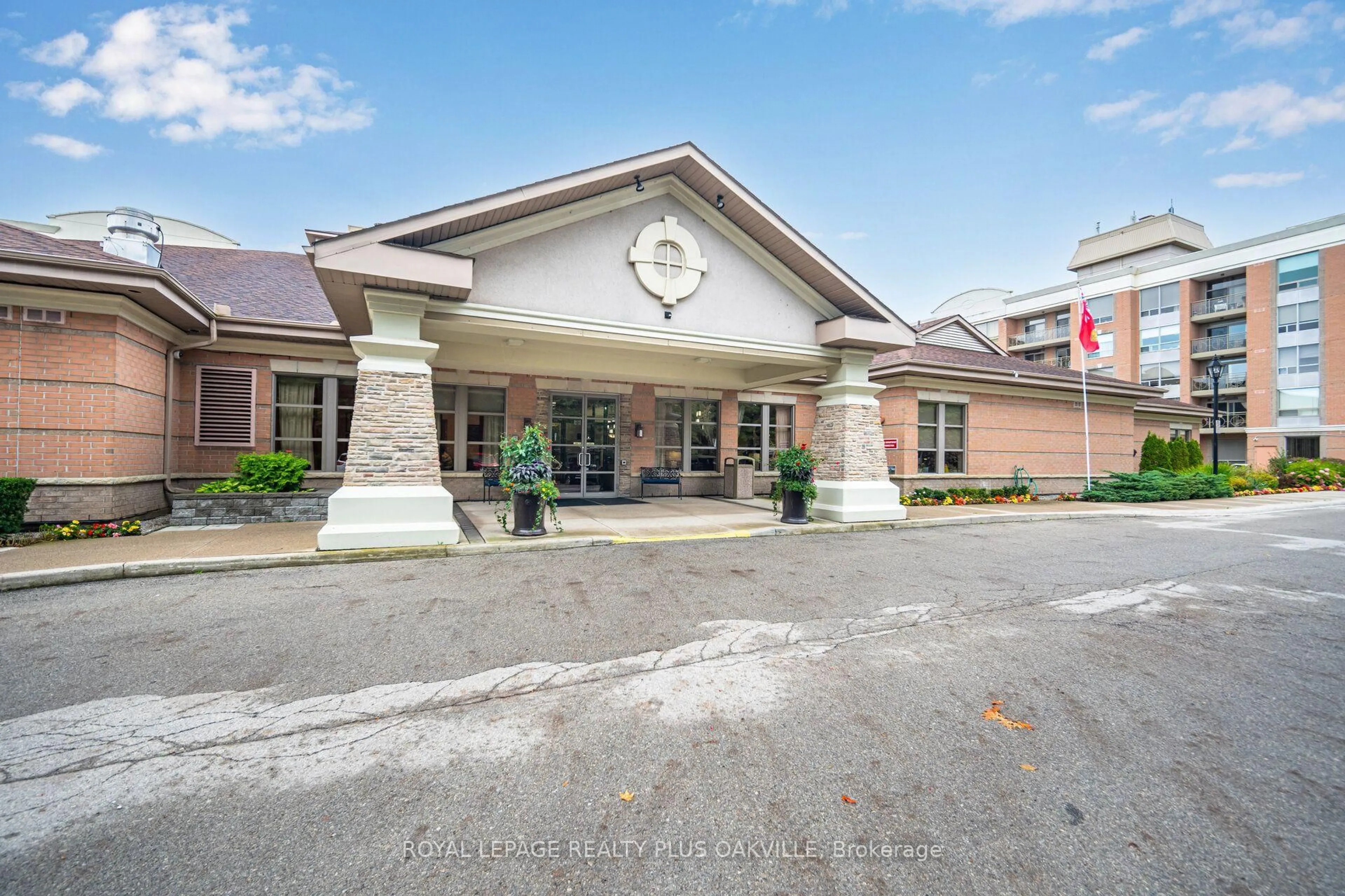 Indoor foyer for 100 Burloak Dr #1406, Burlington Ontario L7L 6P6