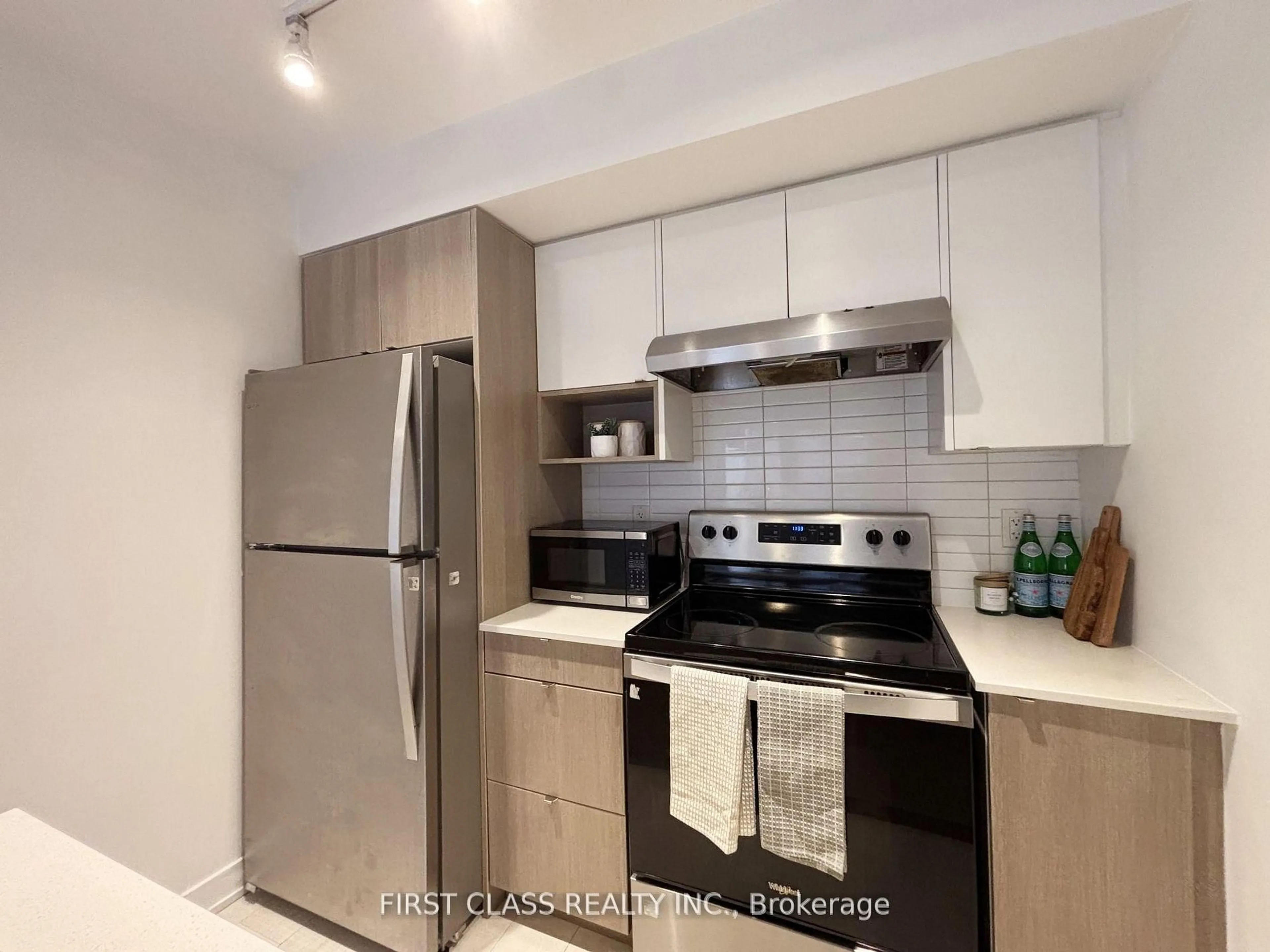 Standard kitchen, unknown for 1127 Cooke Blvd #514, Burlington Ontario L7T 4A8