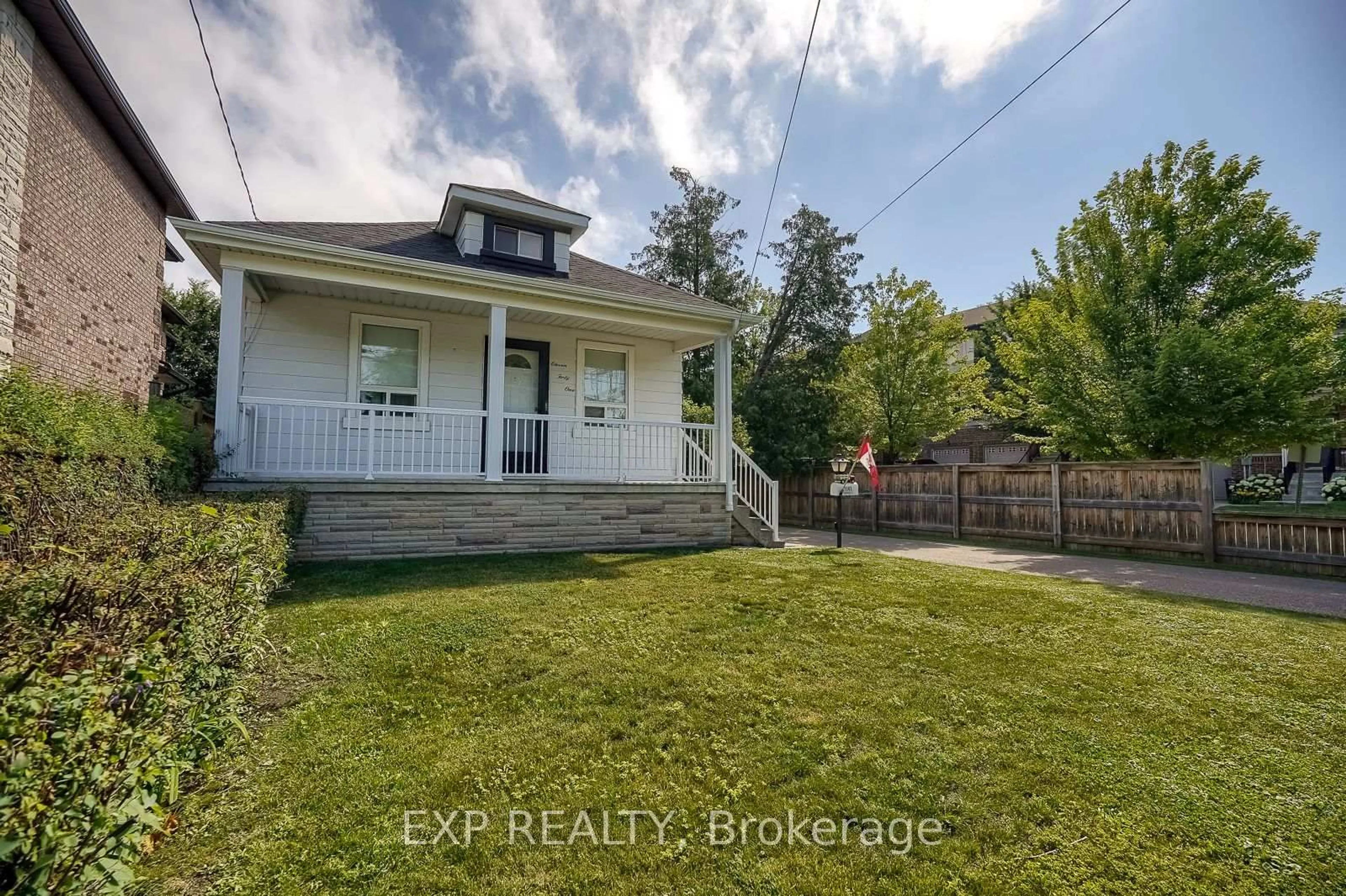 A pic from outside/outdoor area/front of a property/back of a property/a pic from drone, street for 1141 Haig Blvd, Mississauga Ontario L5E 2M6