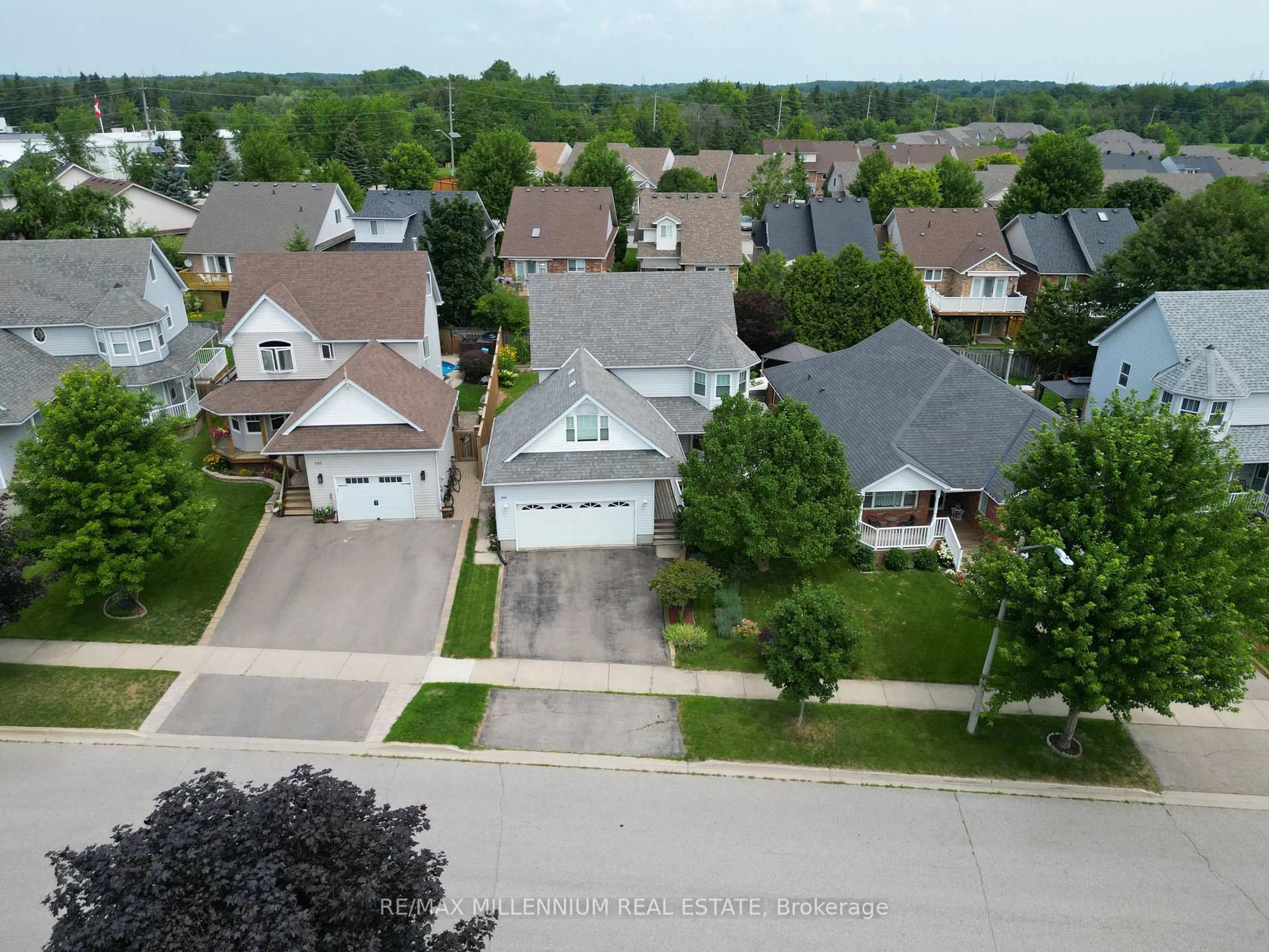 A pic from outside/outdoor area/front of a property/back of a property/a pic from drone, street for 99 Dairy Dr, Halton Hills Ontario L7J 2Y1