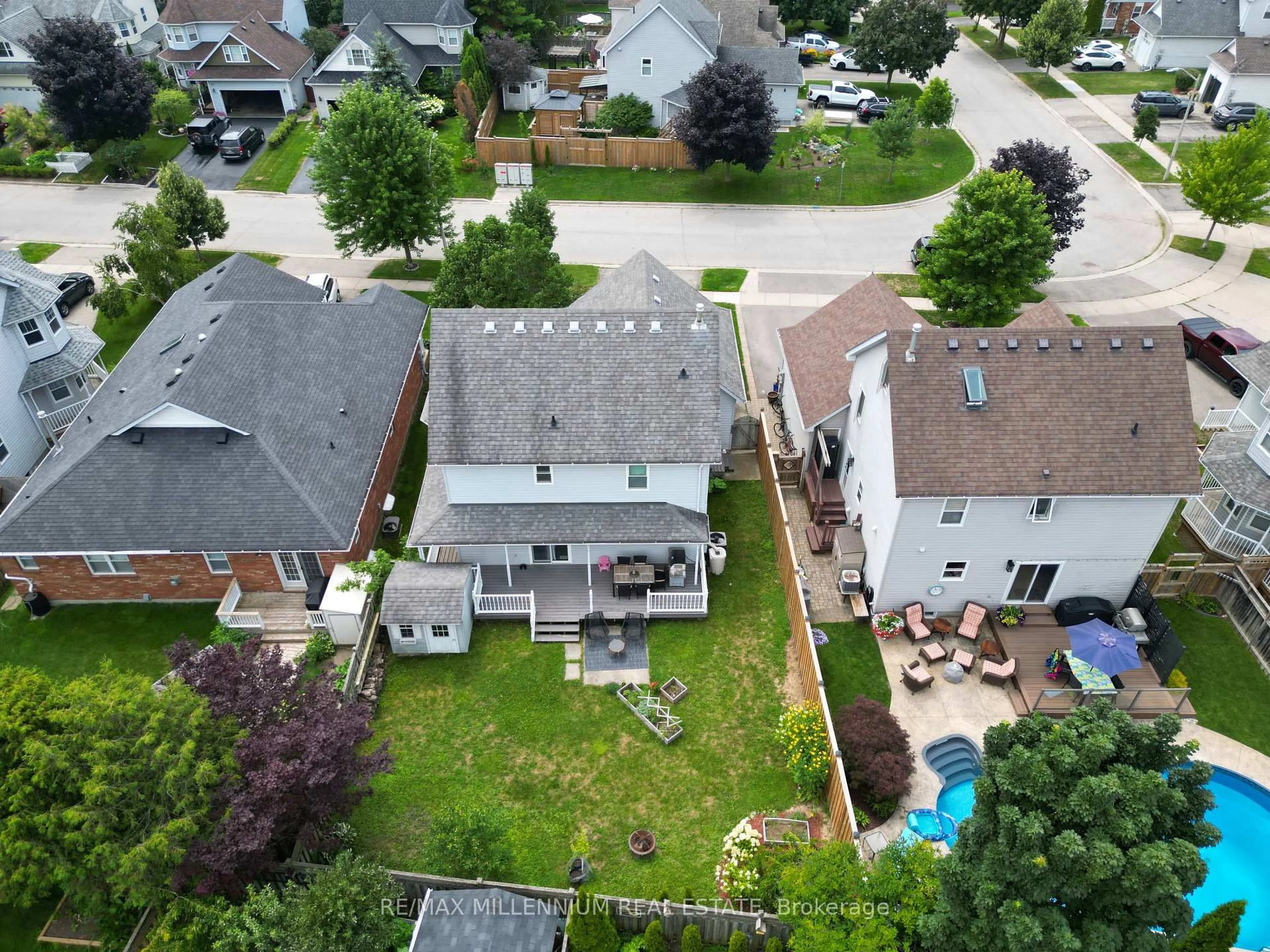 A pic from outside/outdoor area/front of a property/back of a property/a pic from drone, street for 99 Dairy Dr, Halton Hills Ontario L7J 2Y1