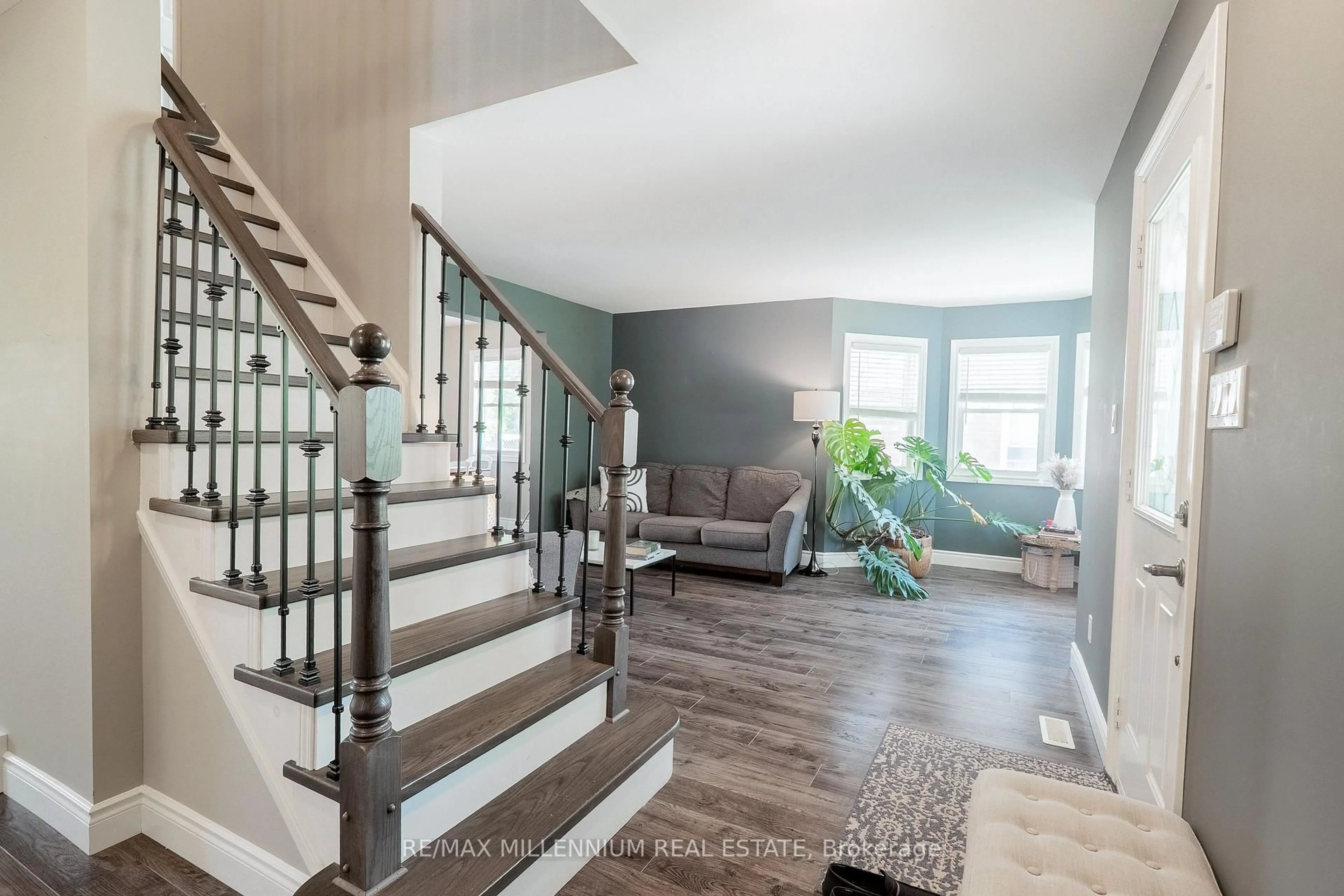 Indoor entryway for 99 Dairy Dr, Halton Hills Ontario L7J 2Y1