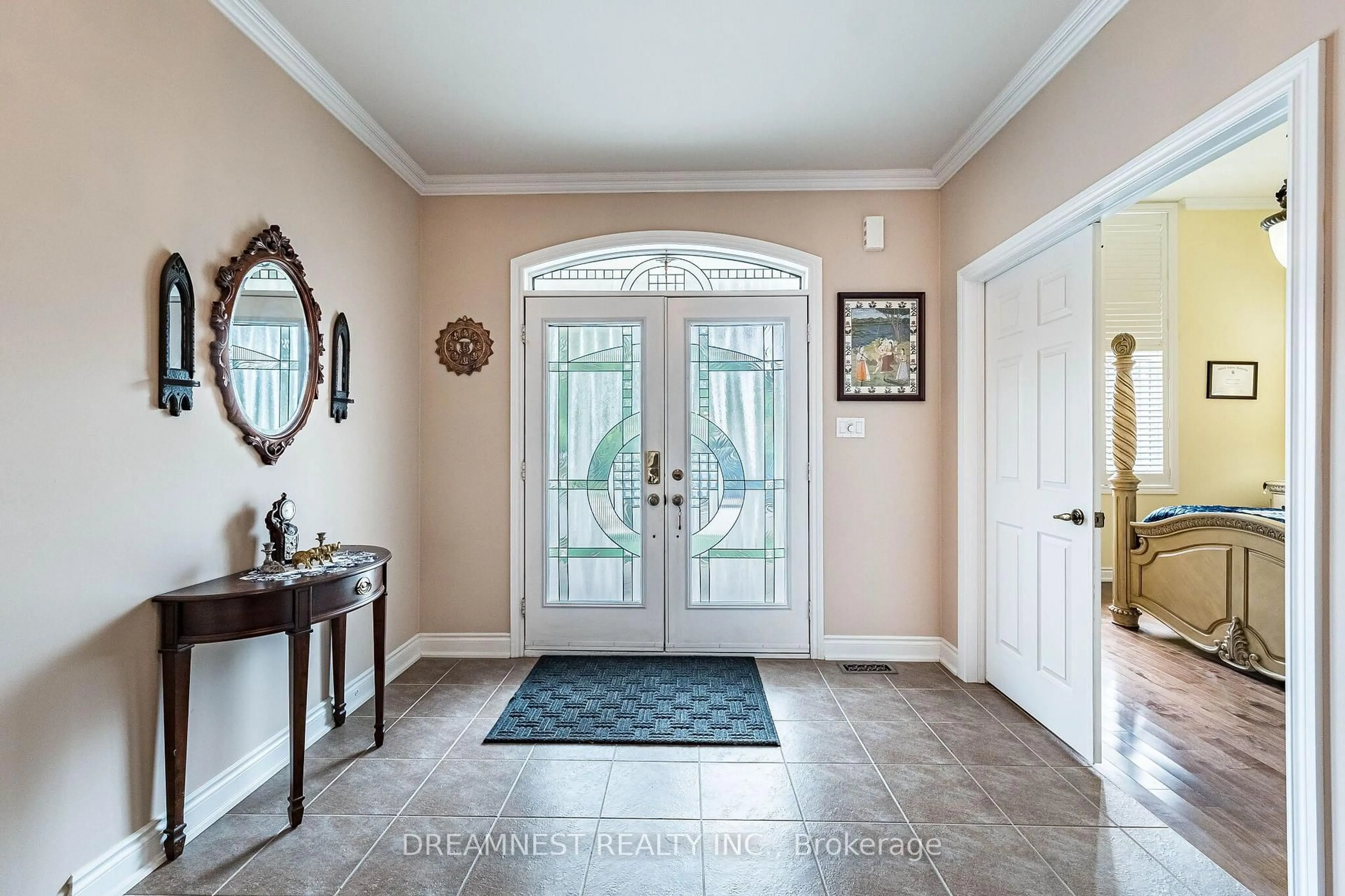 Indoor entryway for 1515 Stewart Cres, Milton Ontario L9T 6P8
