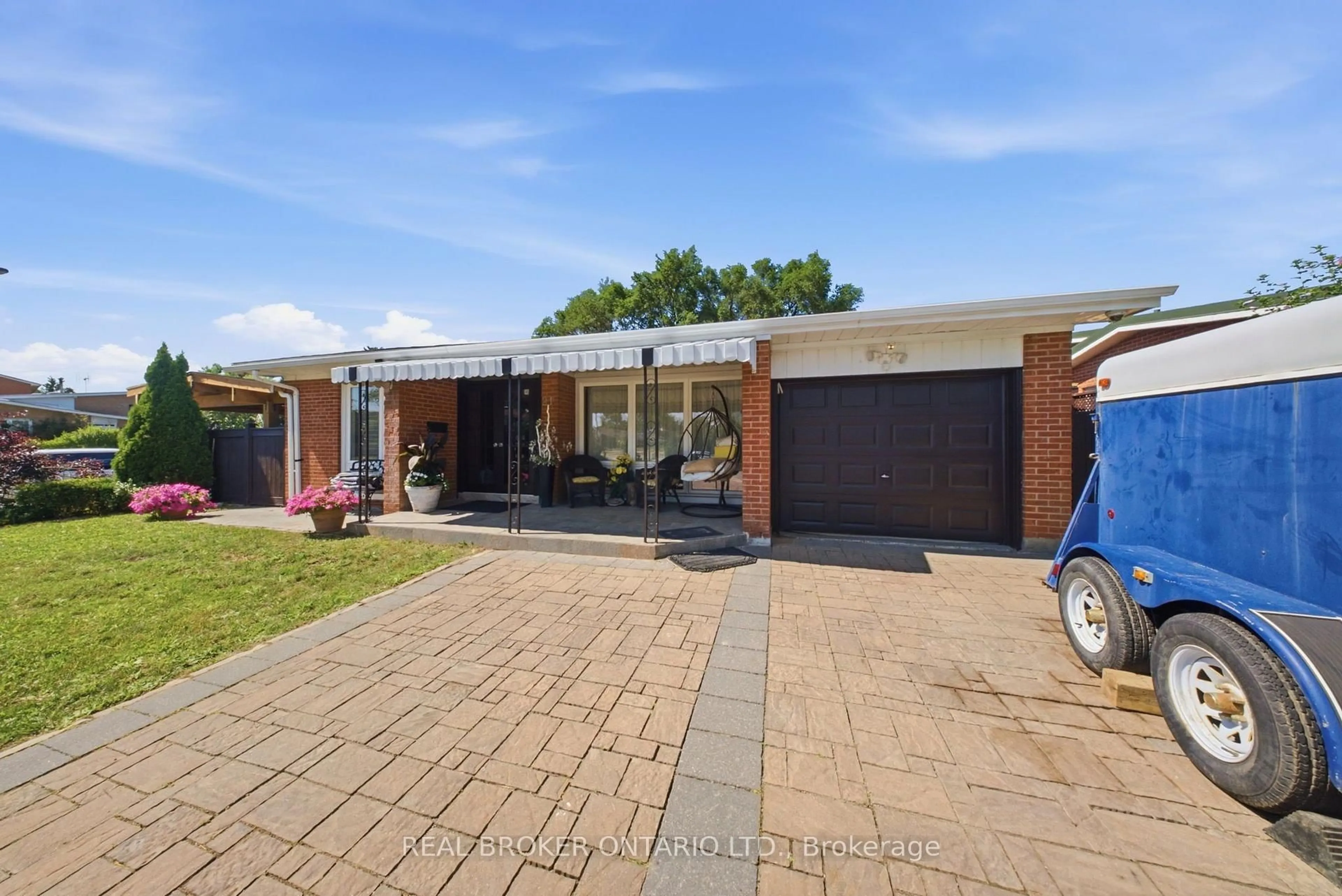 A pic from outside/outdoor area/front of a property/back of a property/a pic from drone, street for 21 Kendleton Dr, Toronto Ontario M9V 1T9