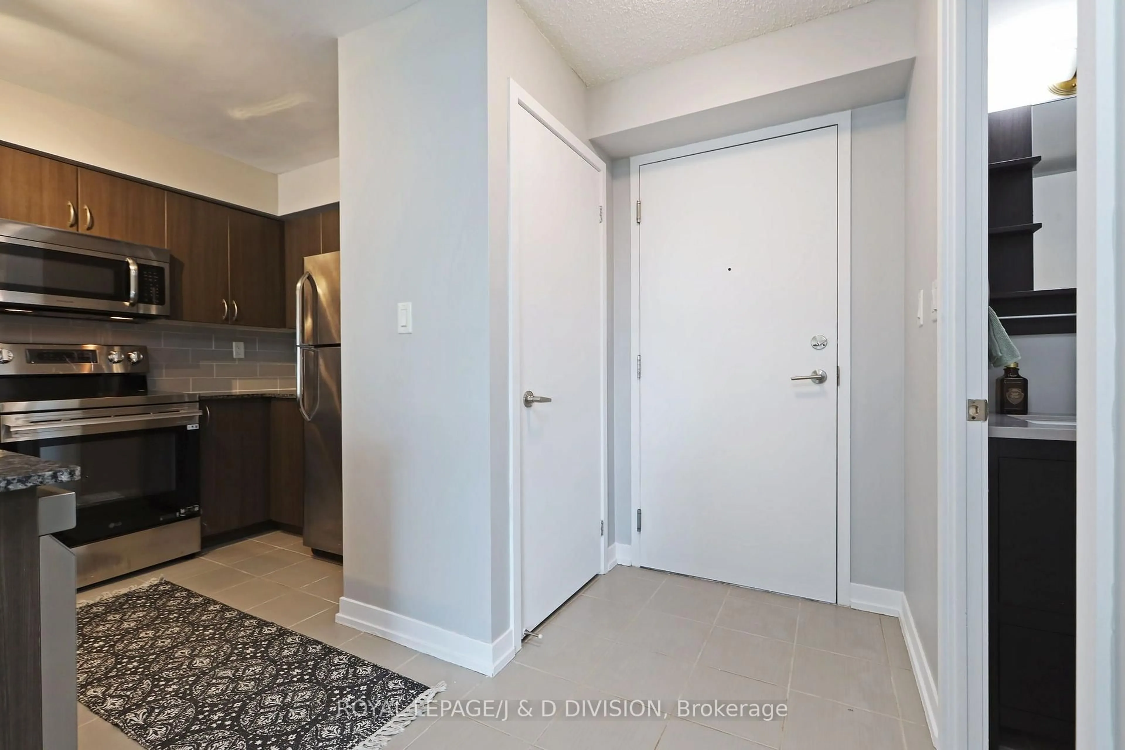 Indoor entryway for 816 Lansdowne Ave #511, Toronto Ontario M6H 4K6