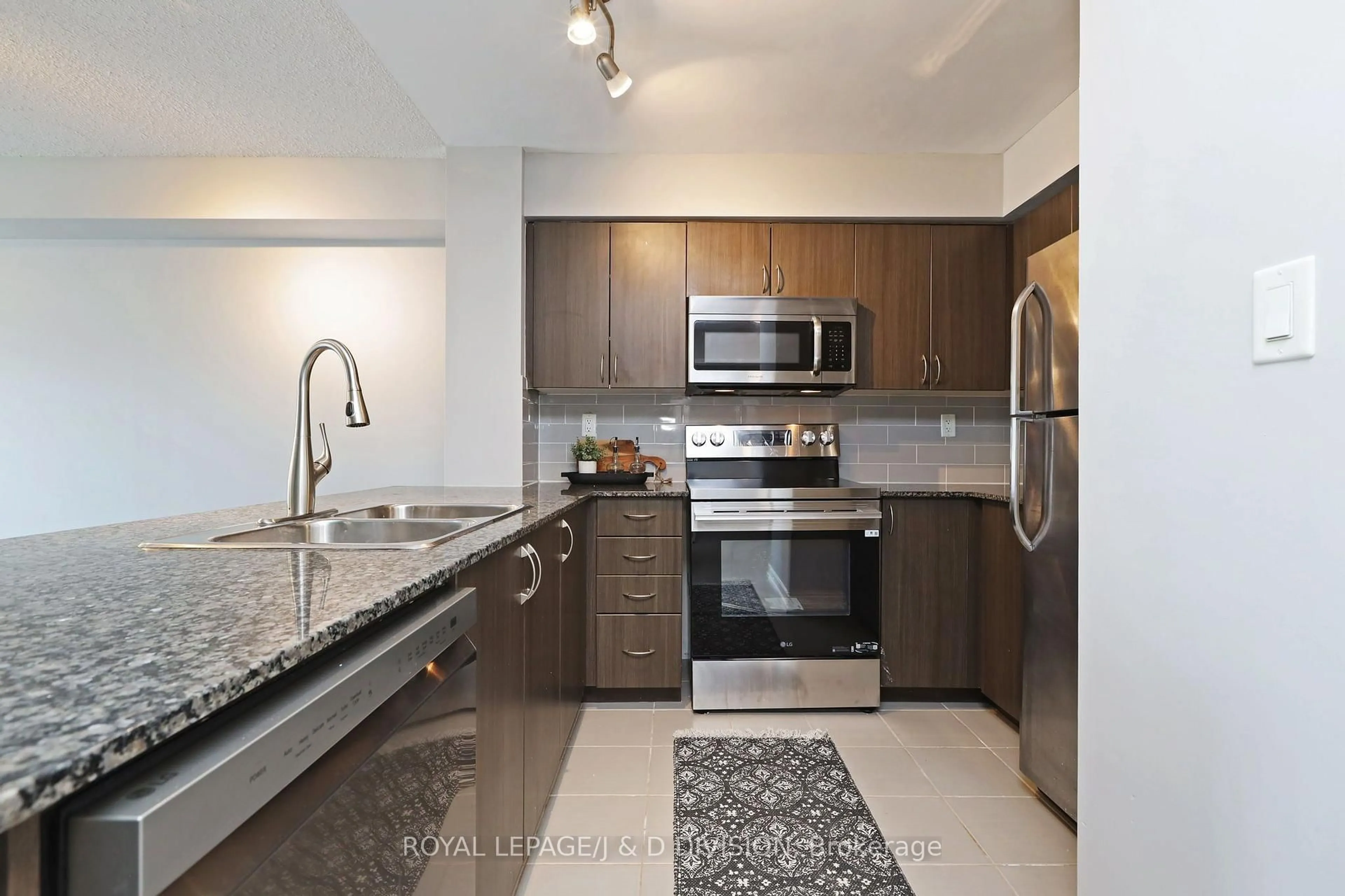 Standard kitchen, ceramic/tile floor for 816 Lansdowne Ave #511, Toronto Ontario M6H 4K6