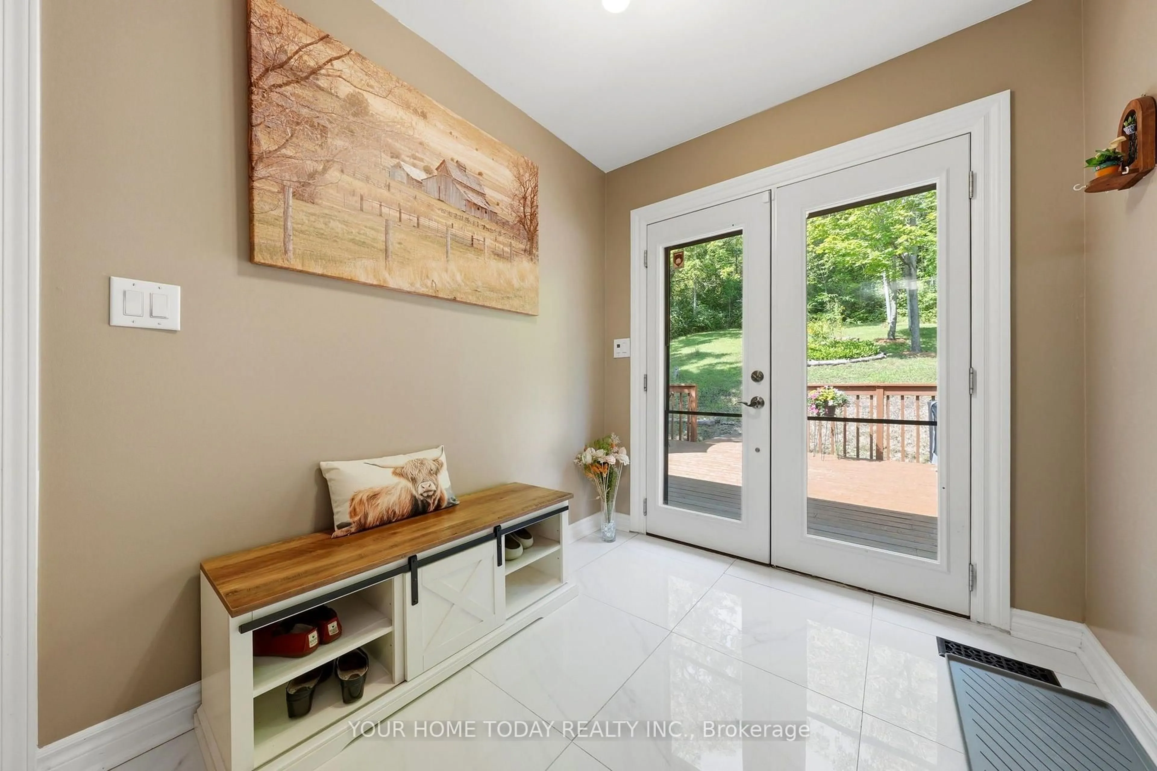 Indoor entryway for 15585 Clayhill Rd, Halton Hills Ontario L7G 4S8