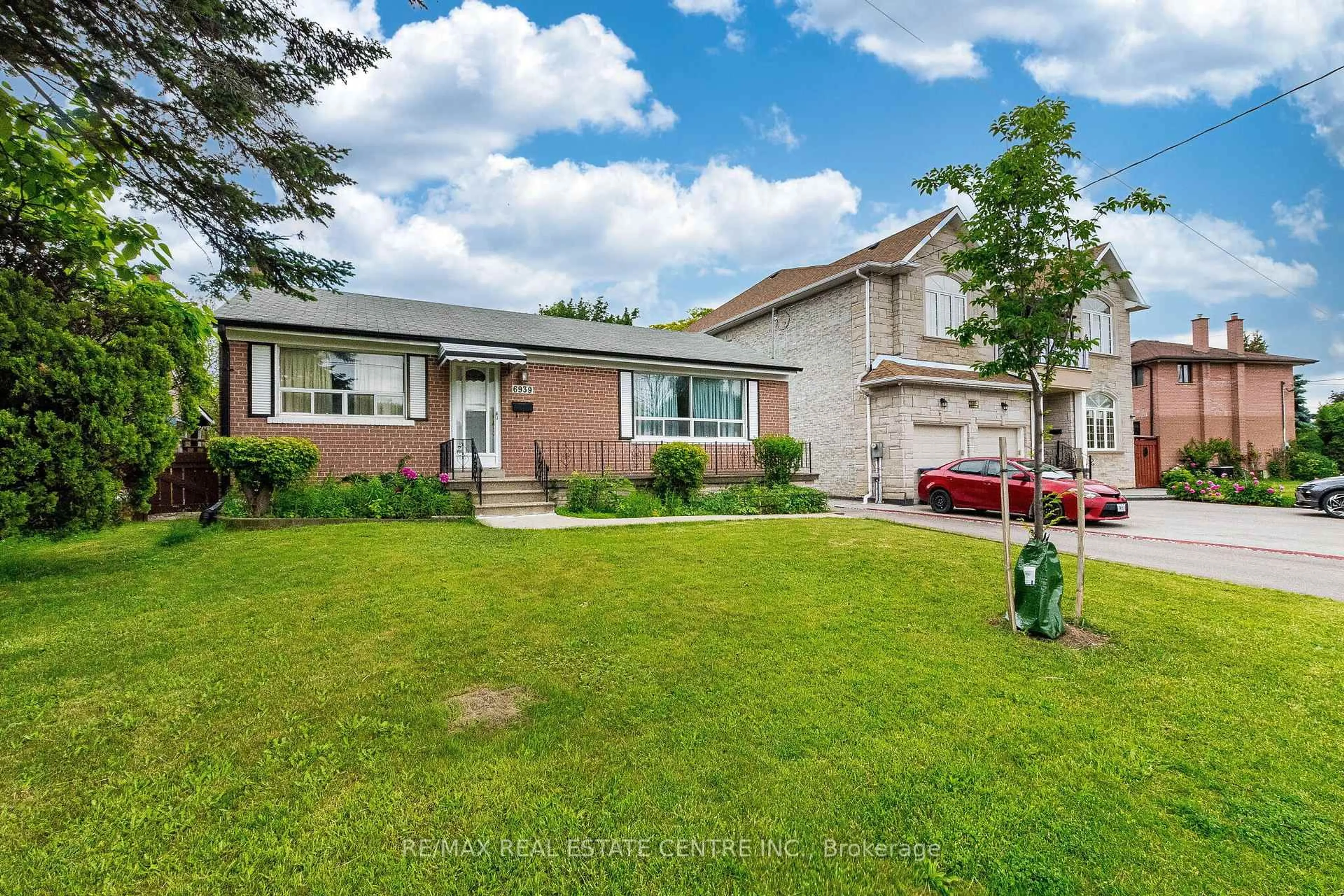 Home with brick exterior material, street for 6939 Justine Dr, Mississauga Ontario L4T 1M4