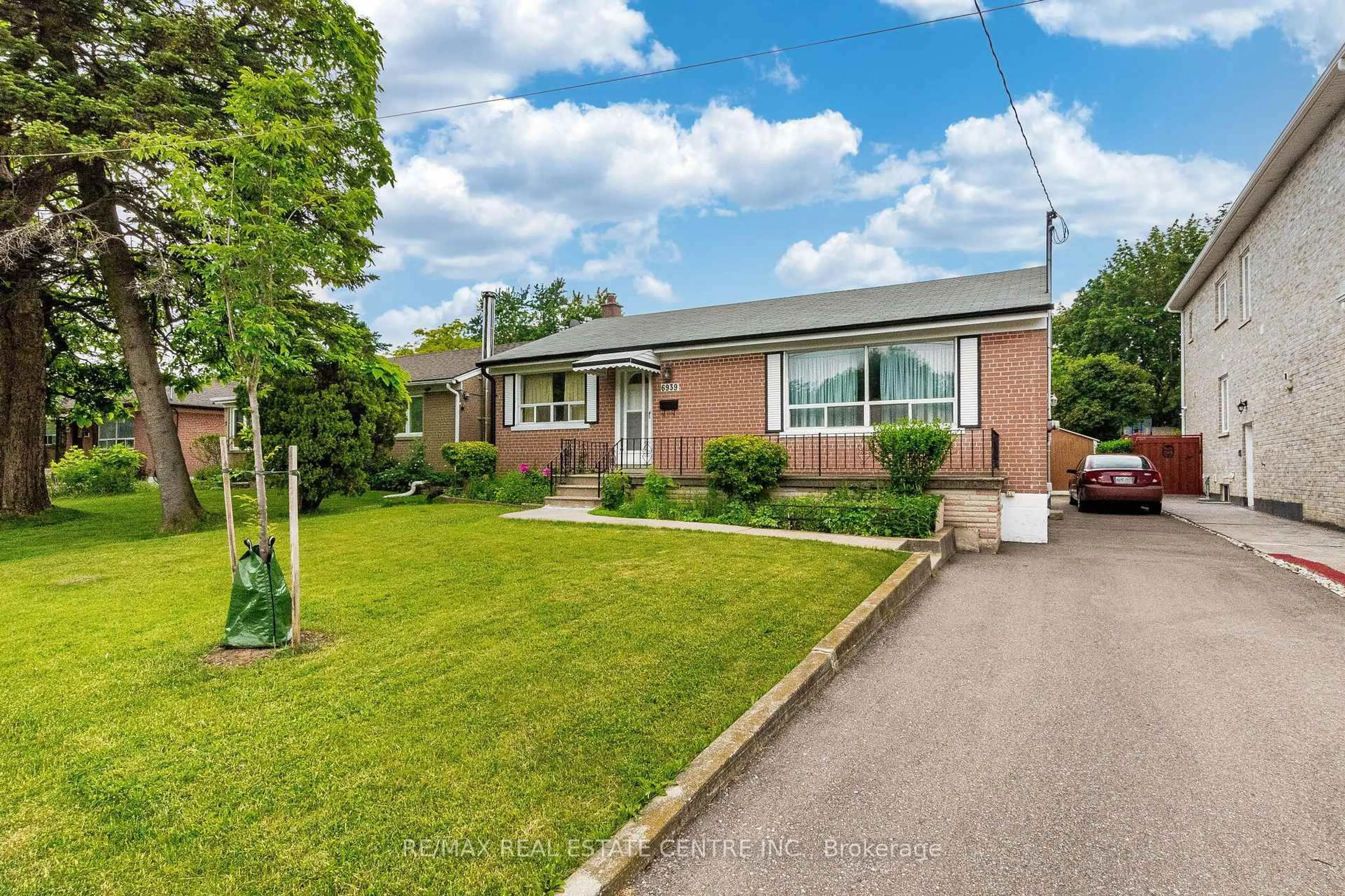 Home with brick exterior material, street for 6939 Justine Dr, Mississauga Ontario L4T 1M4