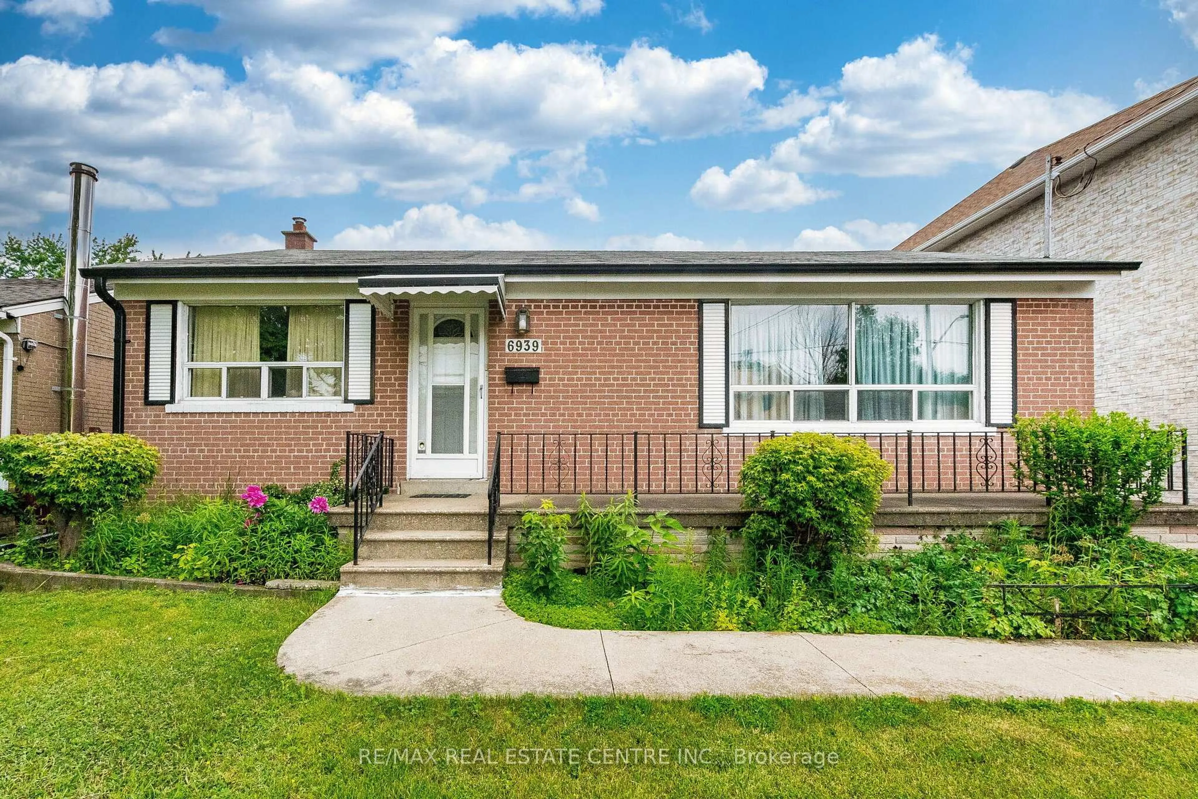 Home with brick exterior material, street for 6939 Justine Dr, Mississauga Ontario L4T 1M4