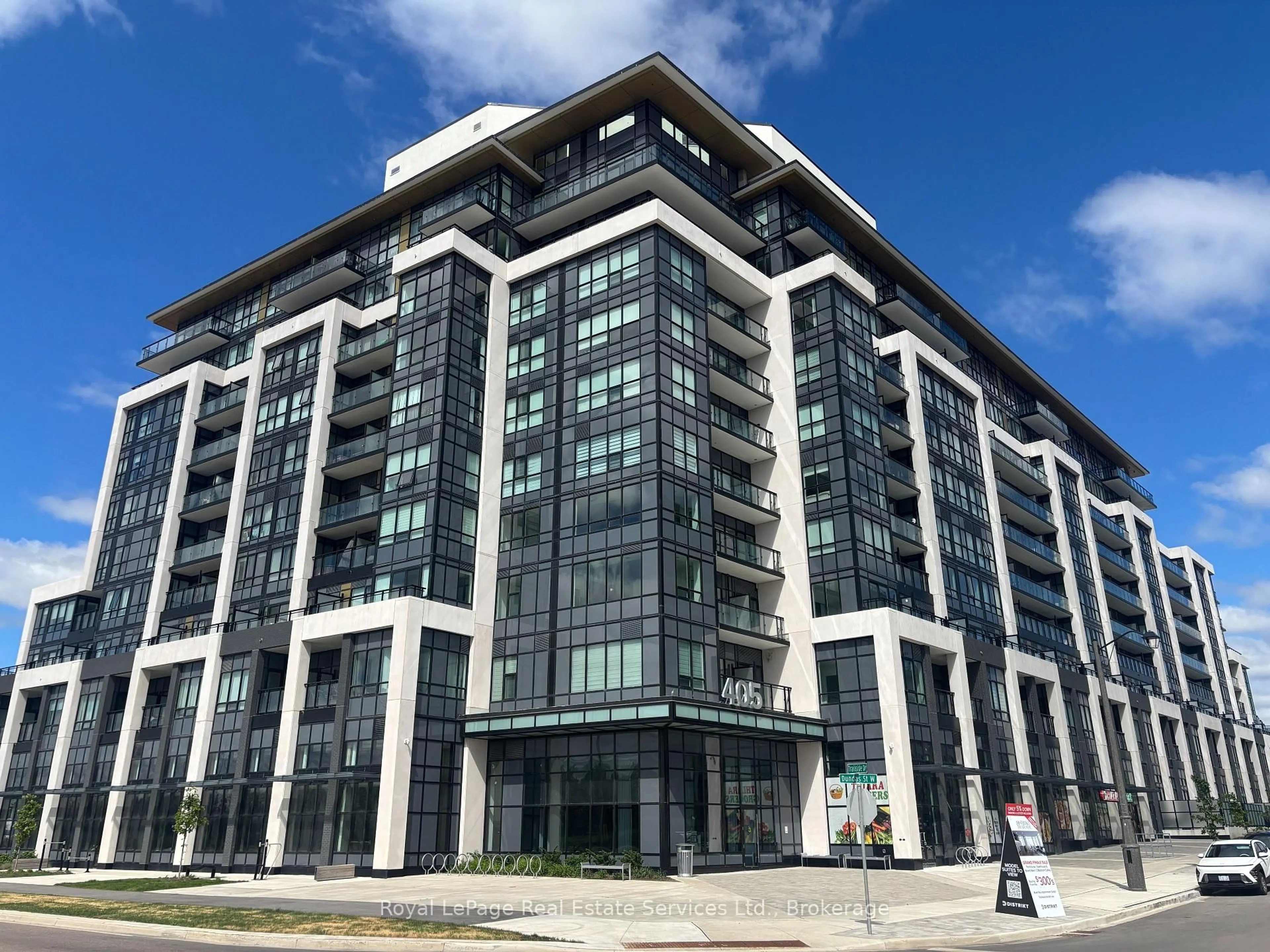Indoor foyer for 405 Dundas St #332, Oakville Ontario L6M 4M2