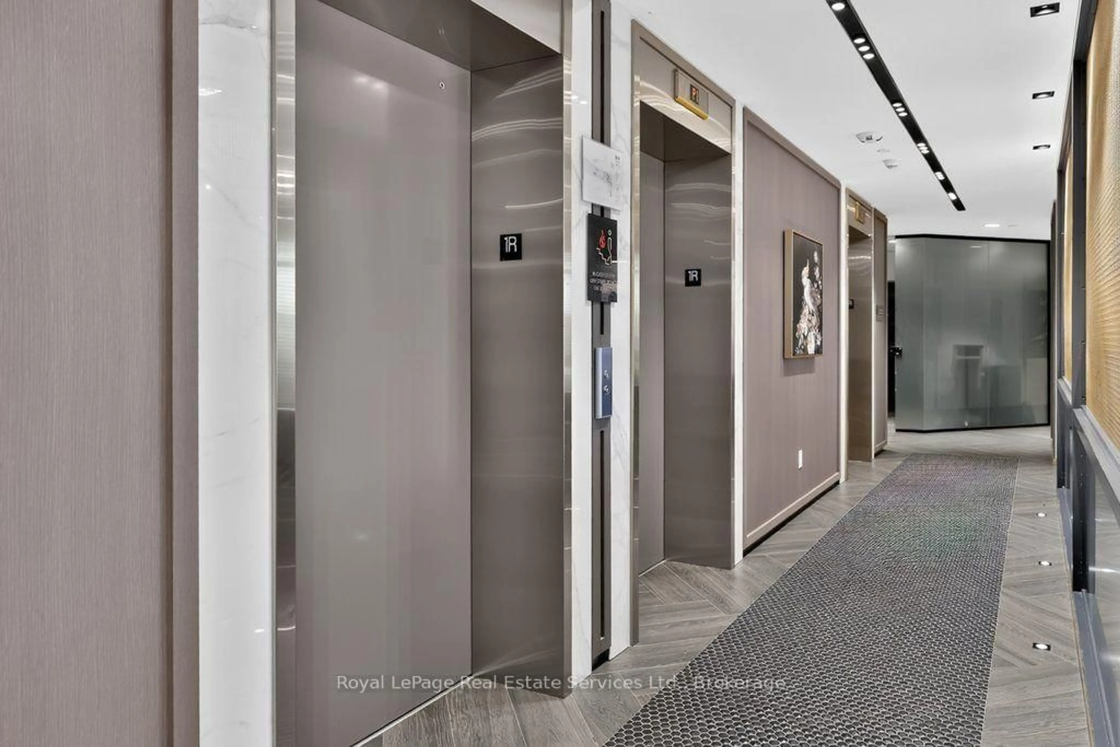 Indoor foyer for 405 Dundas St #332, Oakville Ontario L6M 4M2