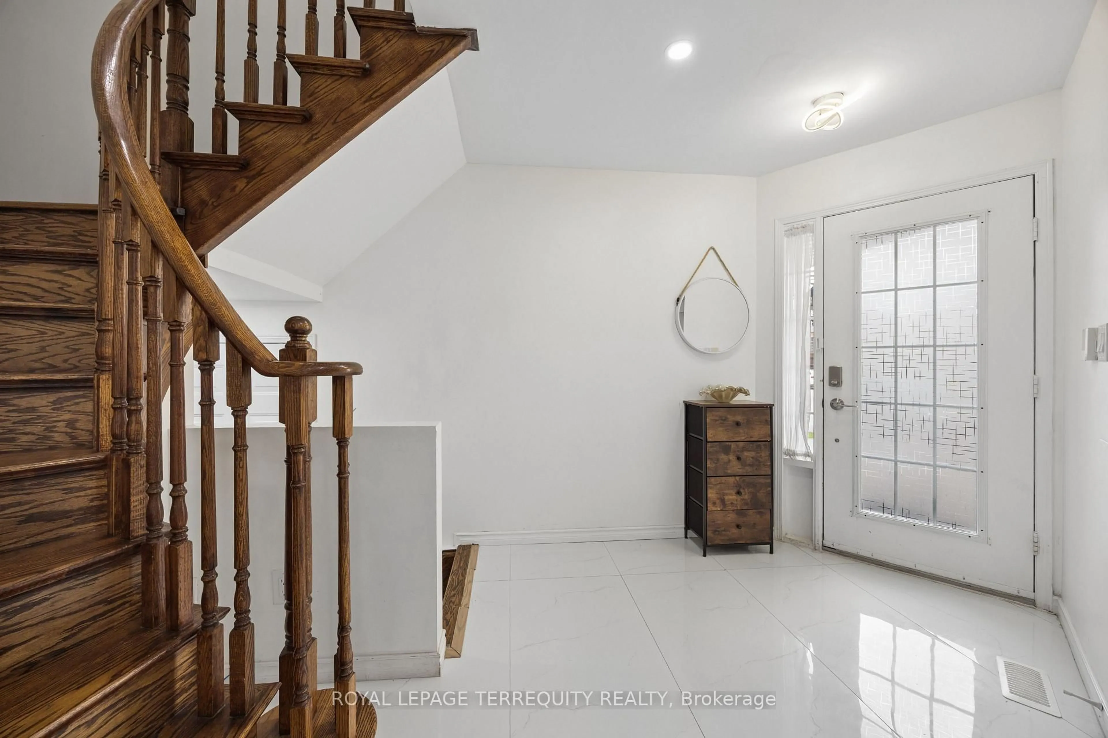 Indoor foyer for 7339 Black Walnut Tr, Mississauga Ontario L5N 7M3