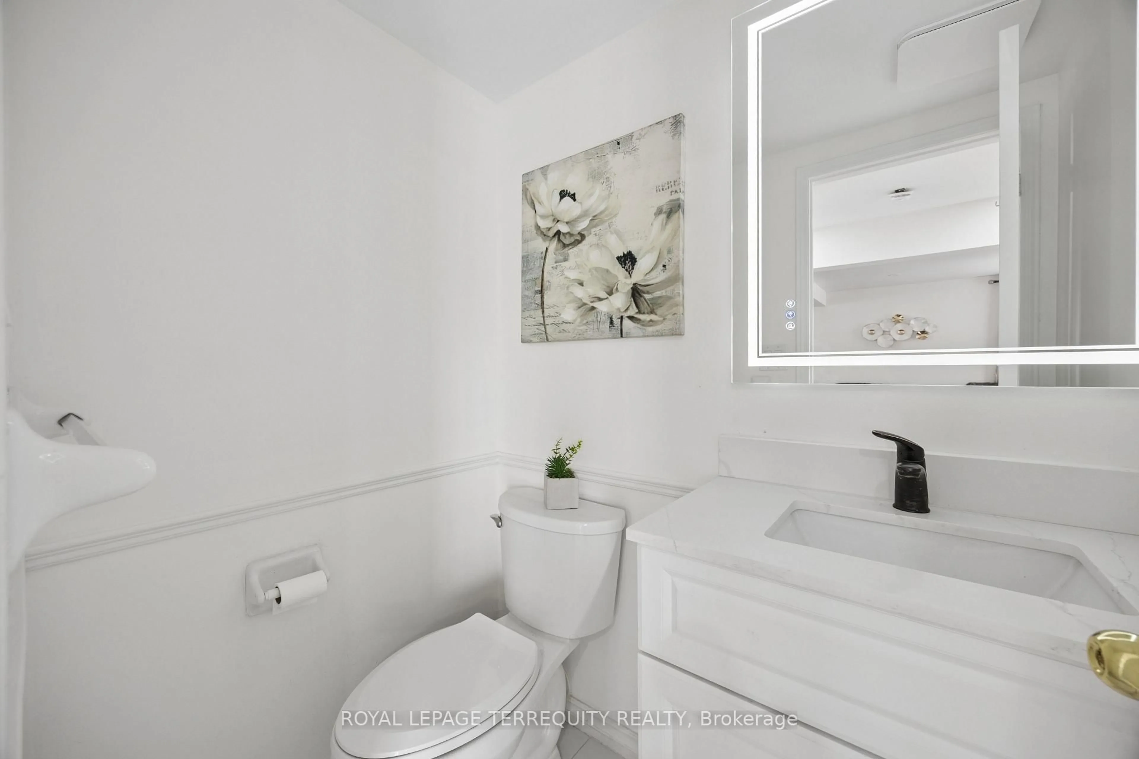 Standard bathroom, ceramic/tile floor for 7339 Black Walnut Tr, Mississauga Ontario L5N 7M3