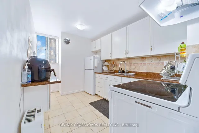 340 Dixon Rd #1208, Toronto 3