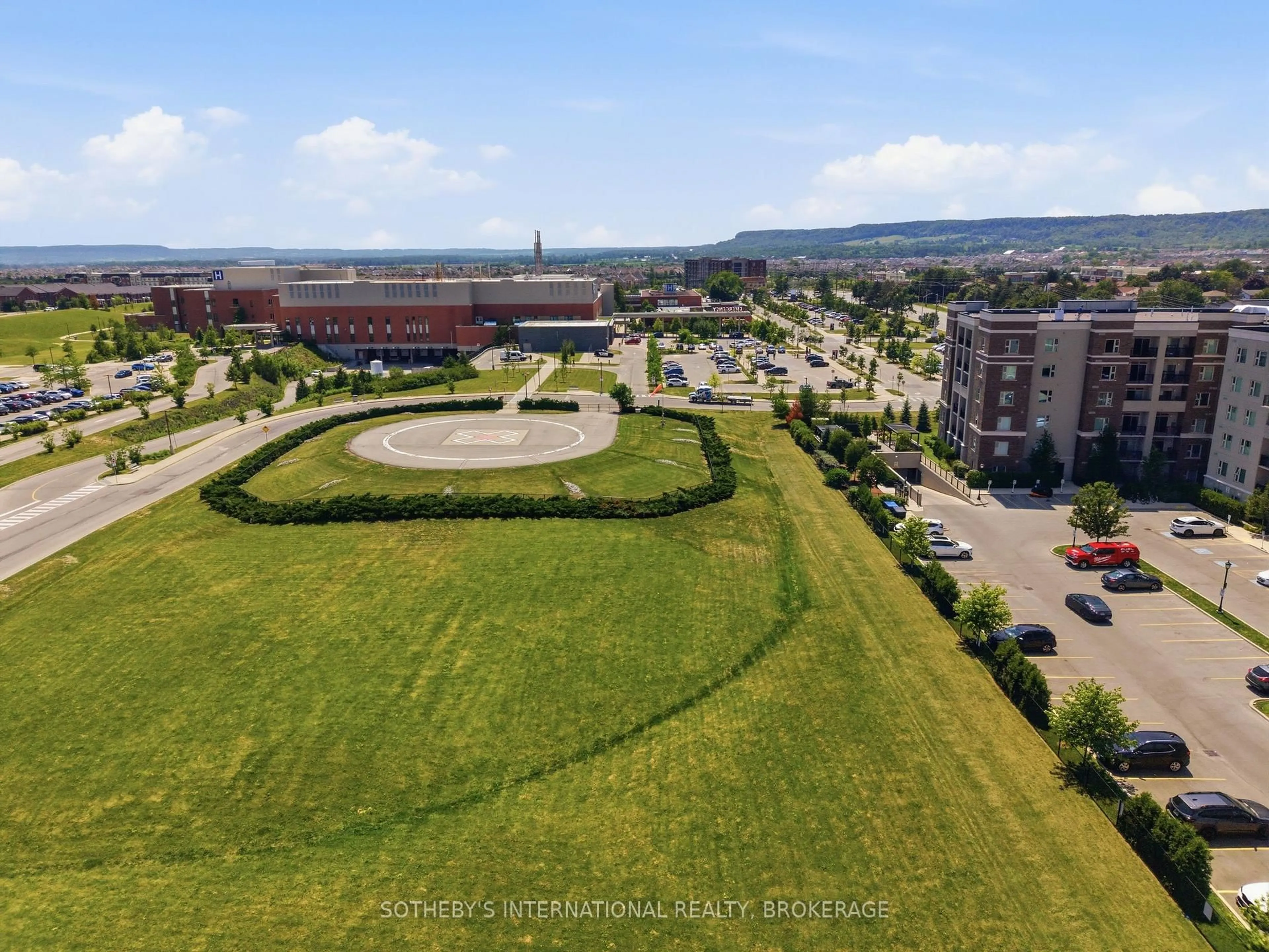 A pic from outside/outdoor area/front of a property/back of a property/a pic from drone, mountain view for 610 Farmstead Dr #126, Milton Ontario L9T 8X5